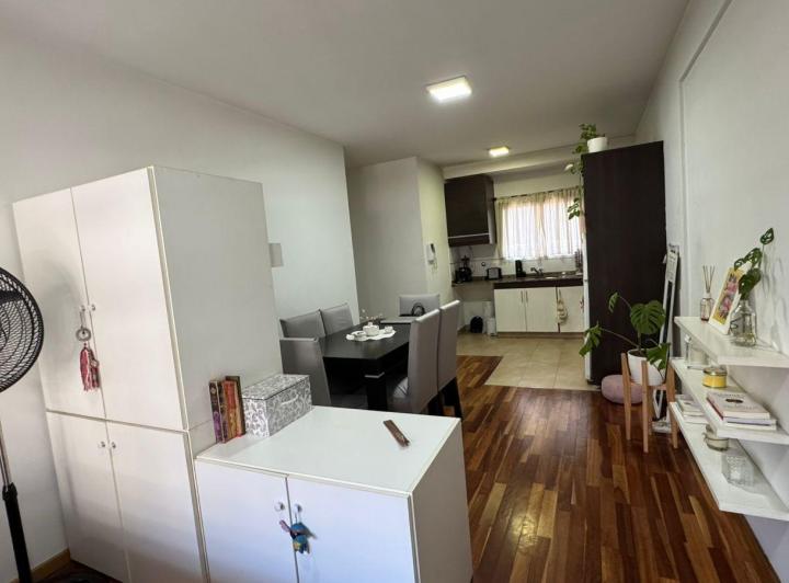 Departamento monoambiente al frente con balcón. 2