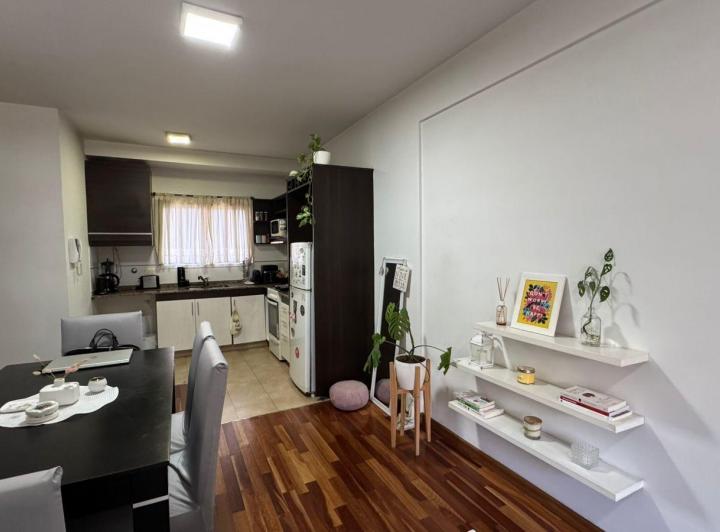 Departamento monoambiente al frente con balcón. 5