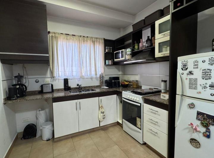 Departamento monoambiente al frente con balcón. 3