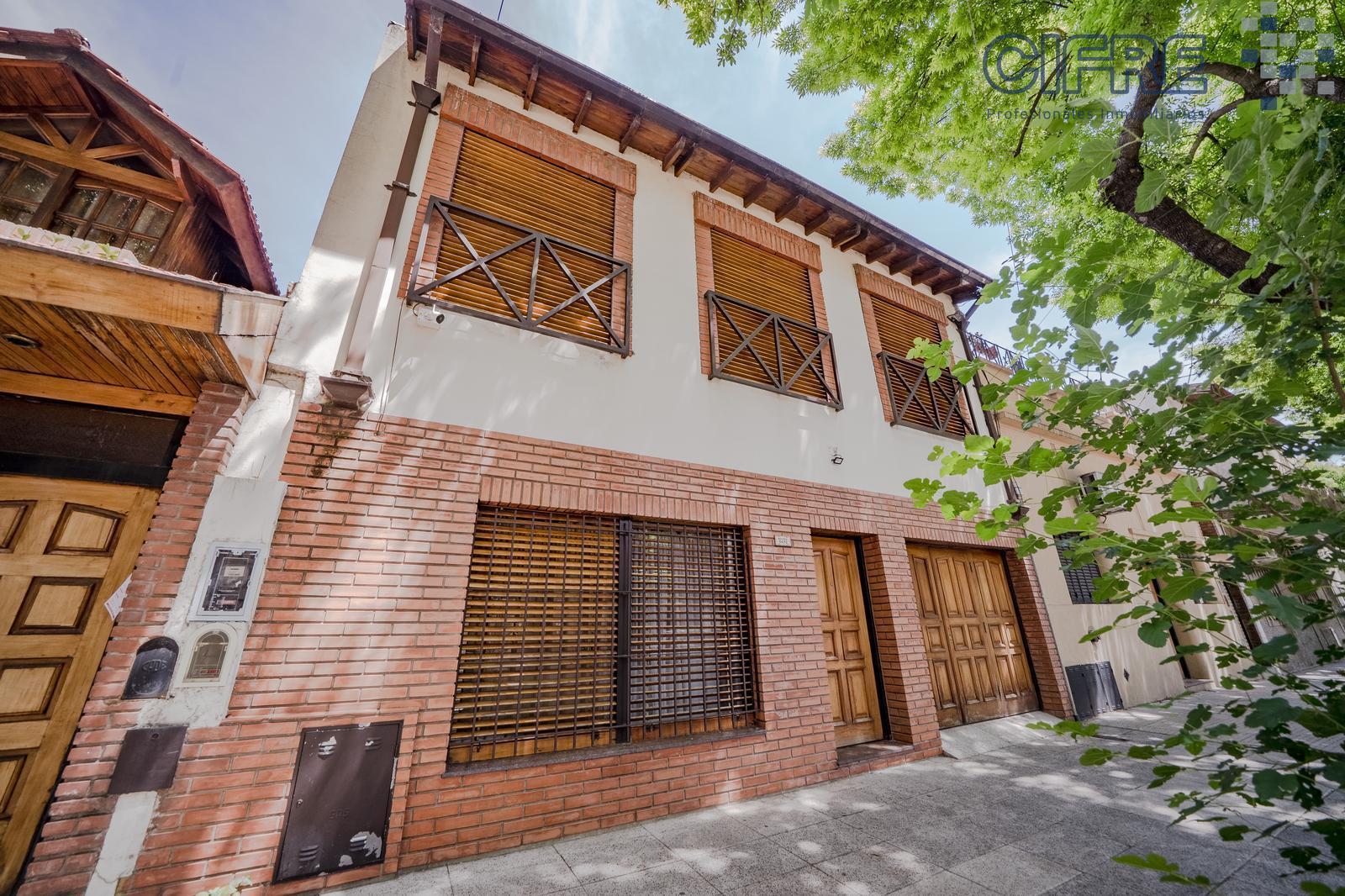 Casa 6 Ambientes en 2 plantas con Jardin, quincho y parrilla en Villa Pueyrredon