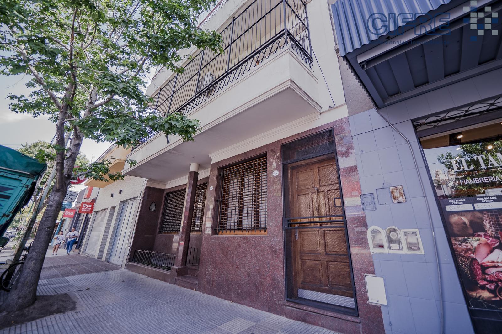 PH 4 ambientes con entrada independiente y patio en Villa Pueyrredon
