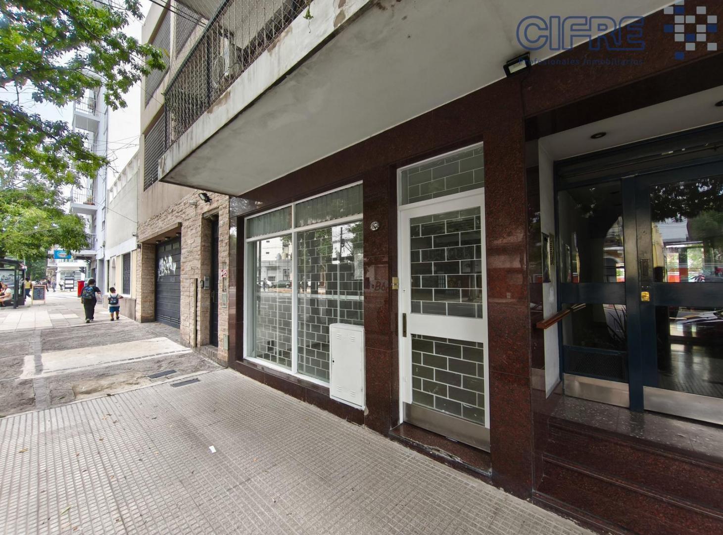 BAJÓ DE PRECIO! Local 160m2 sobre Av. Forest de 4.60x13.44   subsuelo.