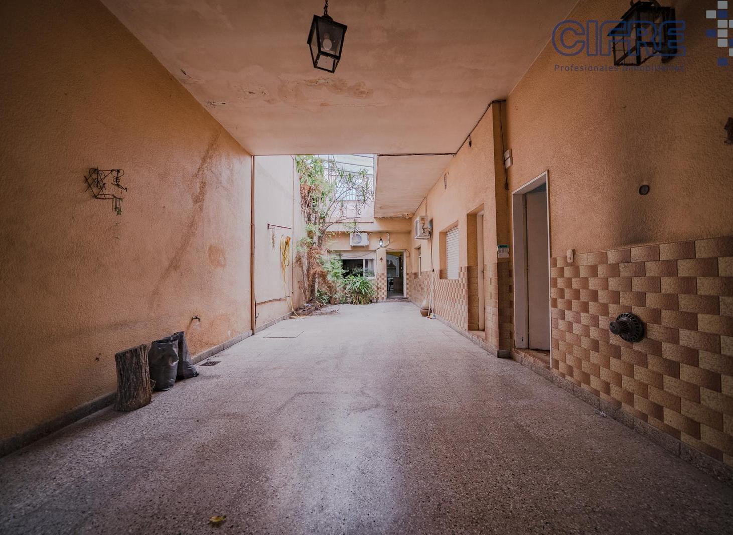 Casa de 6 ambientes en 2 plantas con 3 baños sobre lote propio de 8,66x20 con Garaje Patio Terraza