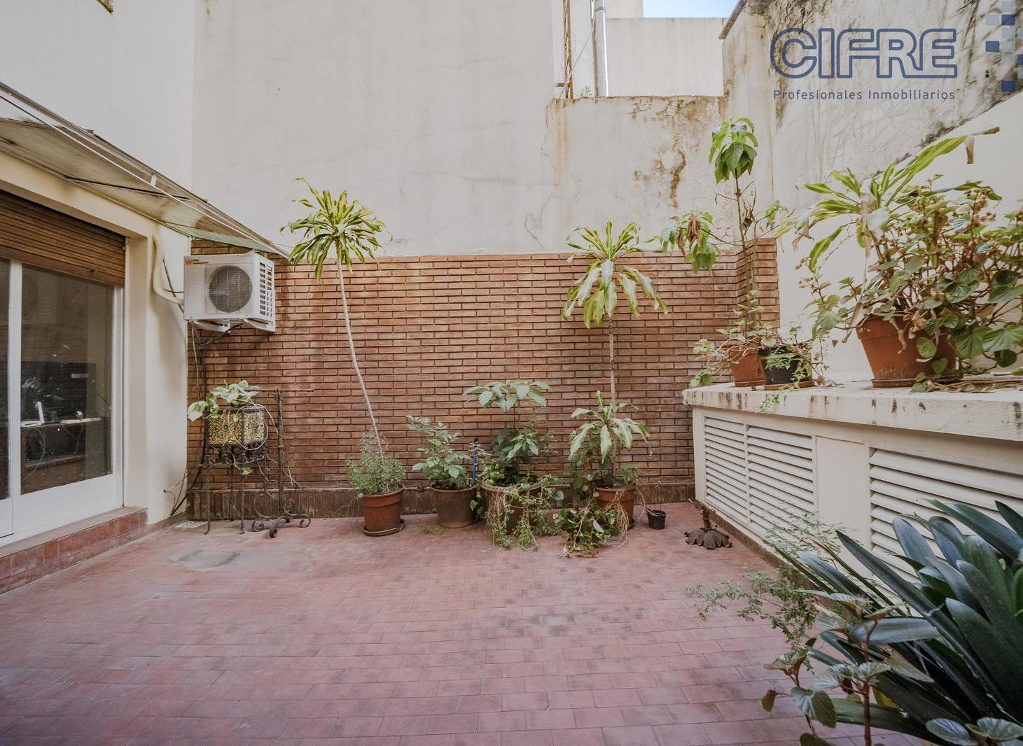 Departamento en Colegiales de 3 ambientes, dependencia, 2 baños, patio y balcón