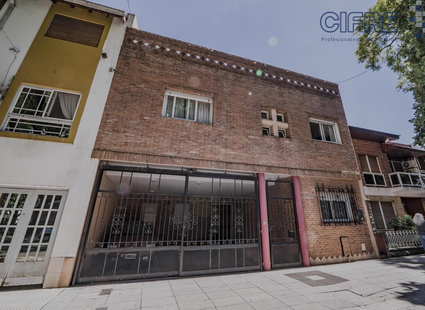 Casa 4 ambientes en 2 plantas con ascensor, jardin y cochera para 2 autos (lote 10x23)