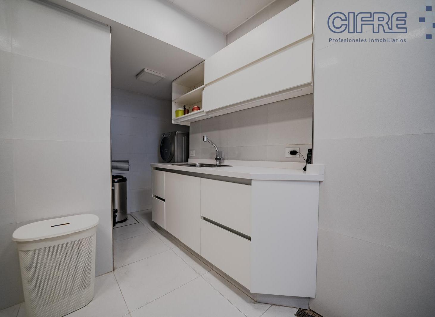 Casa en venta 4 suites, jardín piscina quincho bodega subterránea, 4 cocheras, 5 años de antigüedad