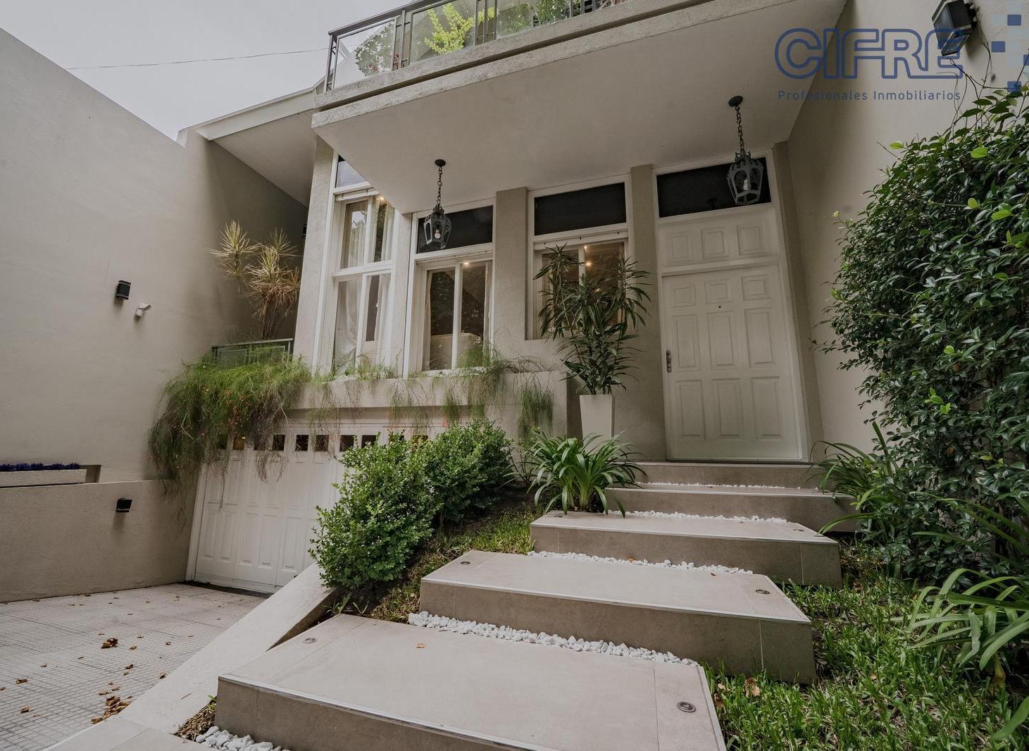 Casa en venta 4 suites, jardín piscina quincho bodega subterránea, 4 cocheras, 5 años de antigüedad