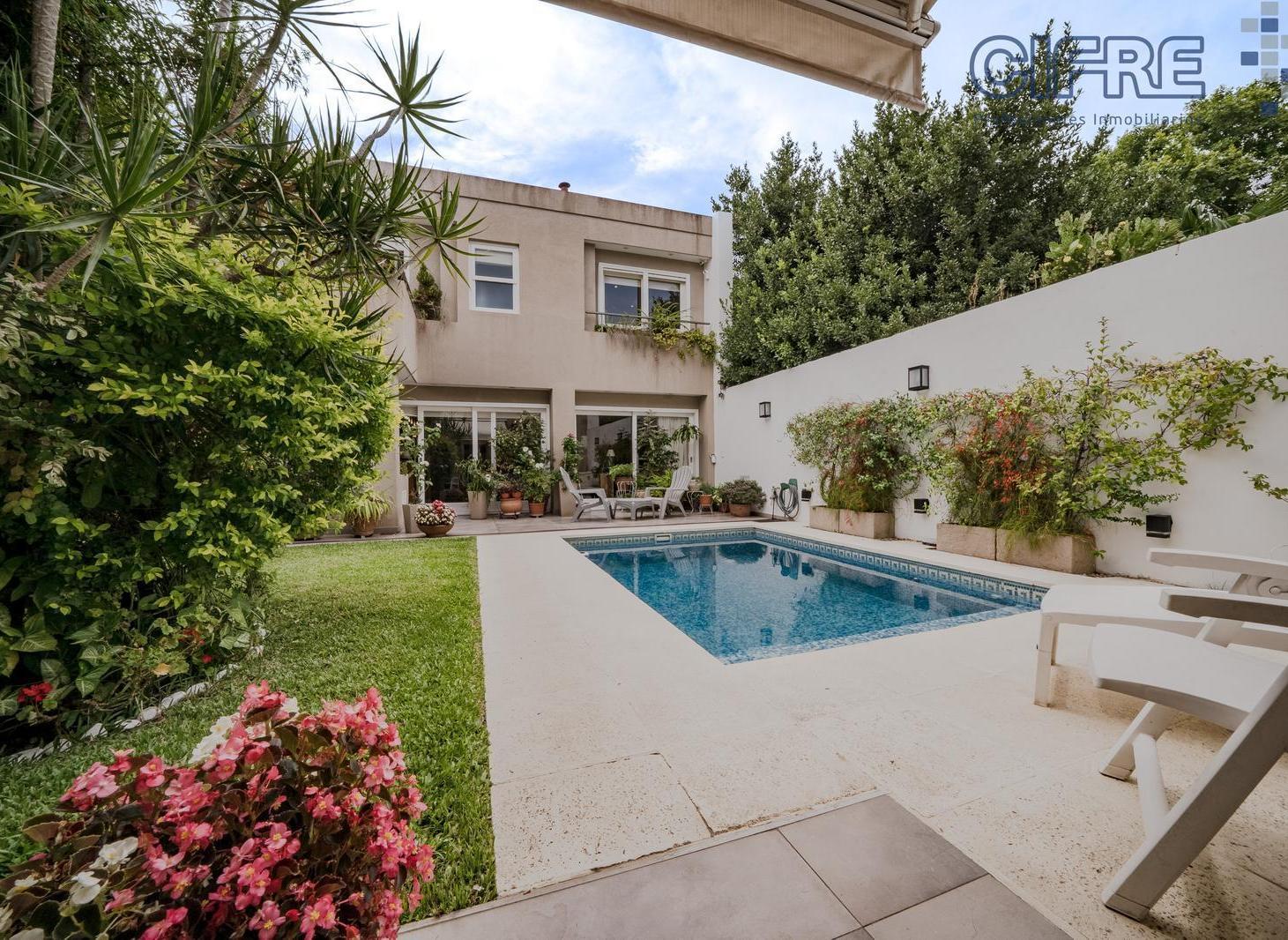 Casa en venta 4 suites, jardín piscina quincho bodega subterránea, 4 cocheras, 5 años de antigüedad
