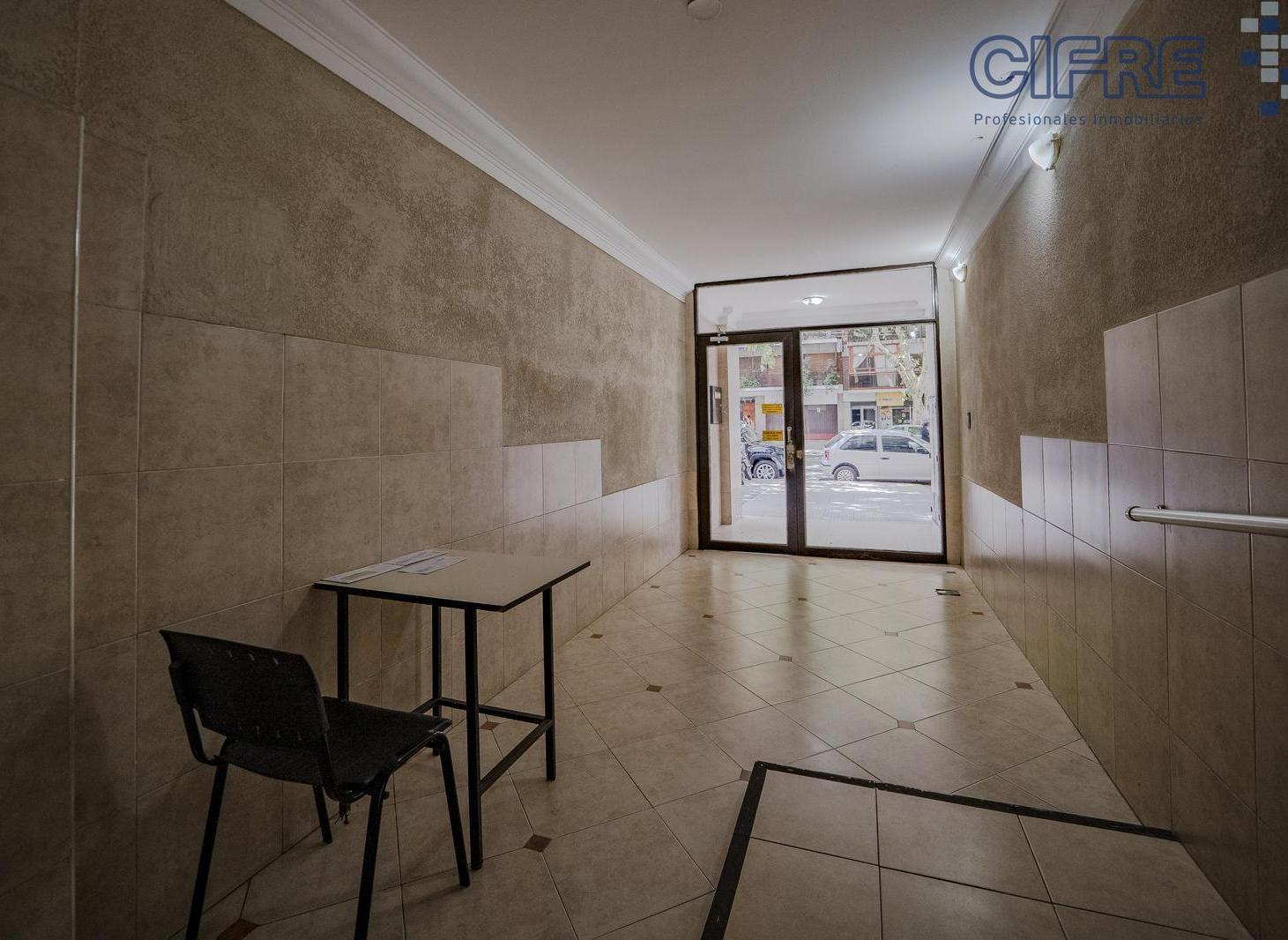 Departamento de 4 ambientes con 2 baños completos y gran balcón al frente.