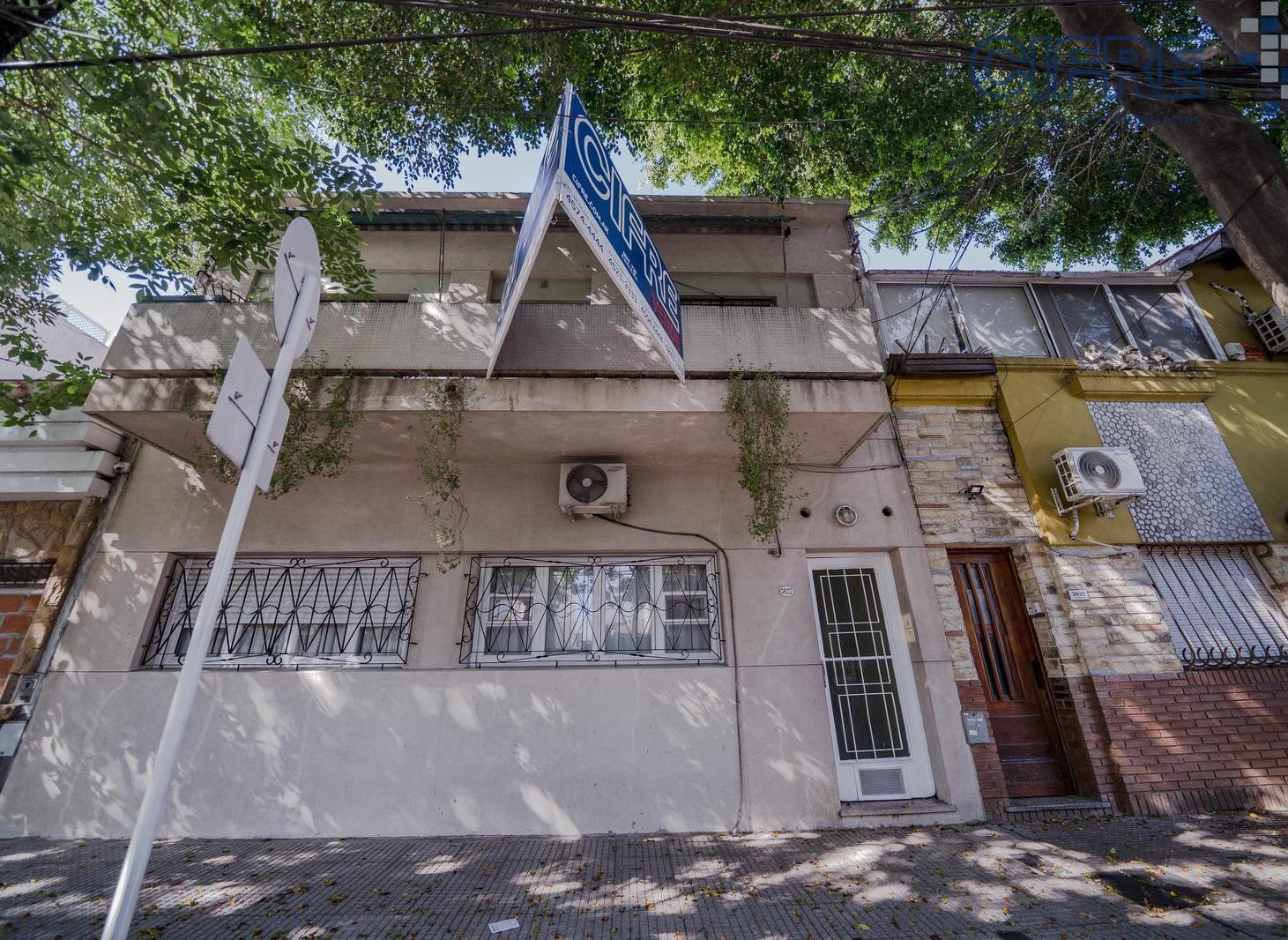 PH 3 ambientes al frente con balcón en Agronomía