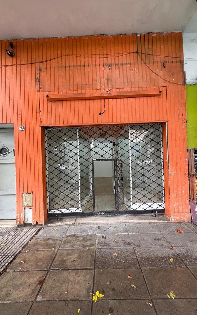 Local a la calle con doble vidriera, 9 x 3,30m. Baño compartimentado.