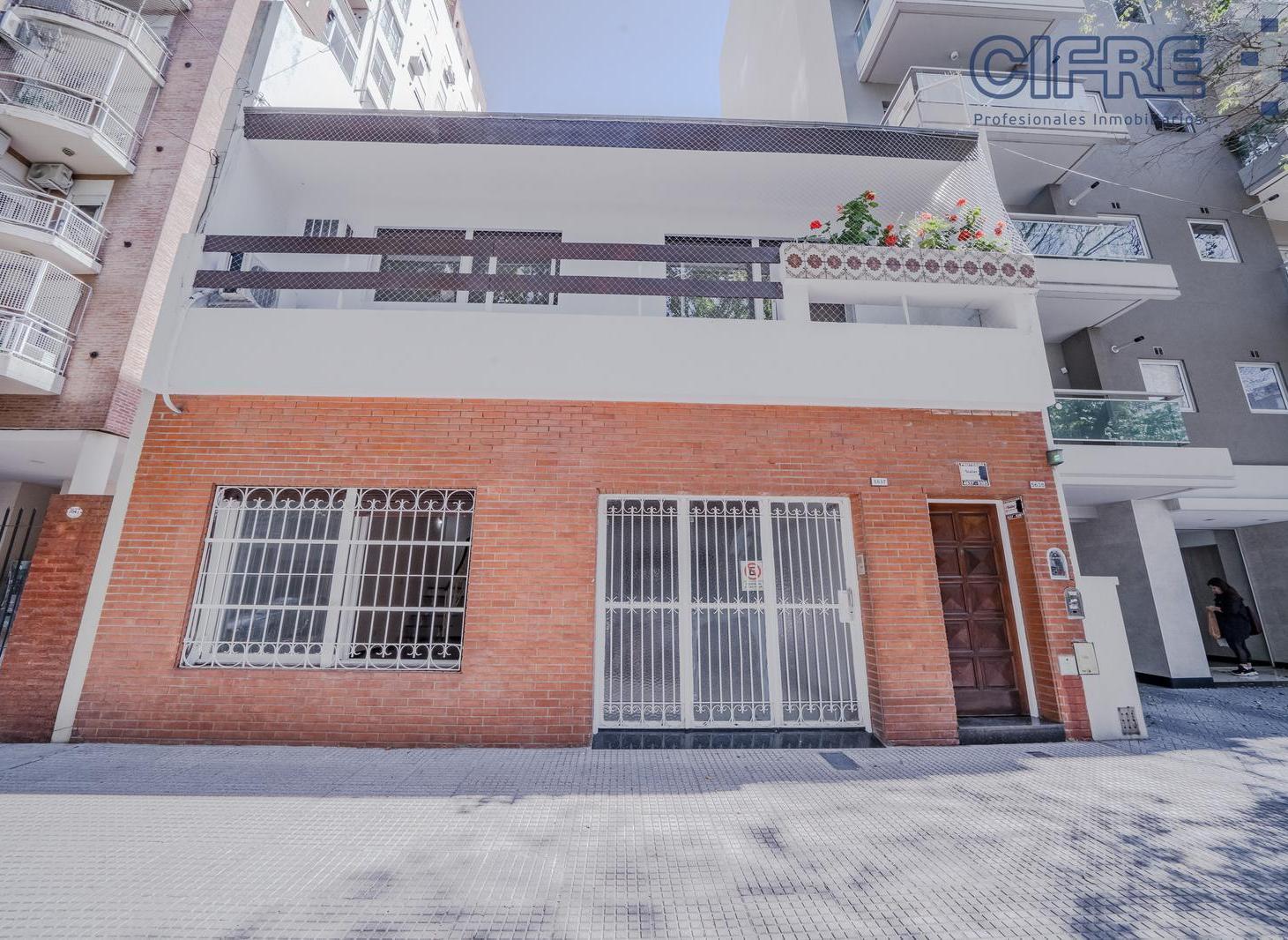 Ph frente. USO PROFESIONA/ COMERCIAL. Sin cochera, 2 plantas. Urquiza. 200m2 cub, 50 m2 desc