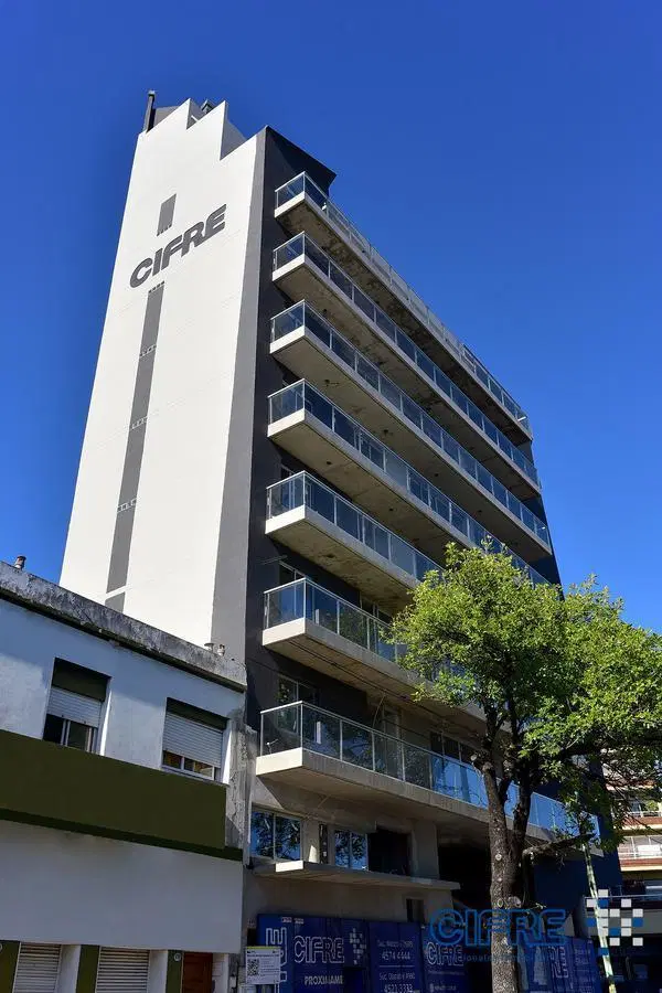 Departamento de 3 ambientes a la venta, al frente con balcón corrido. 5