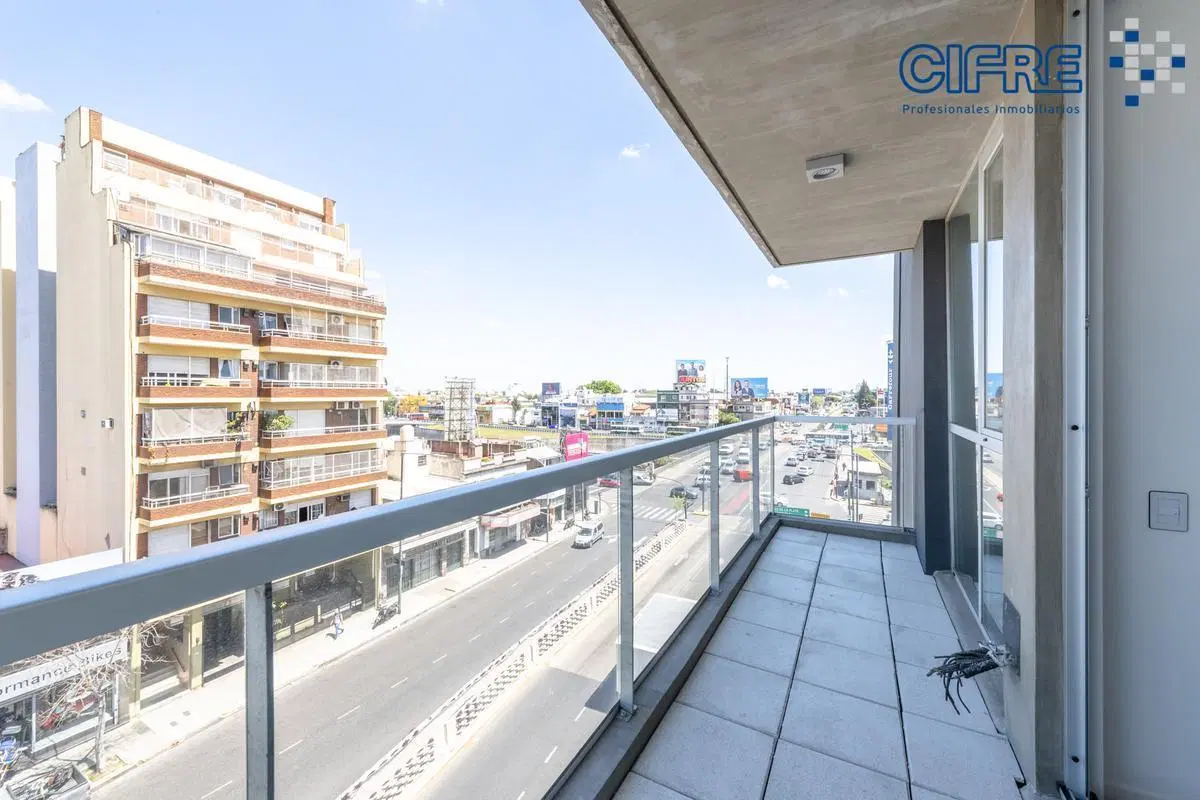 Departamento de 3 ambientes a la venta, al frente con balcón corrido. 3