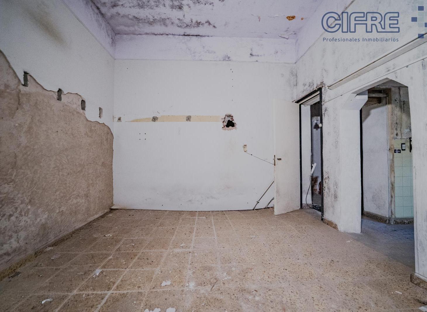 PH Villa Pueyrredon, al frente y a refaccionar, plano aprobado para 4 amb con garage en dos plantas.