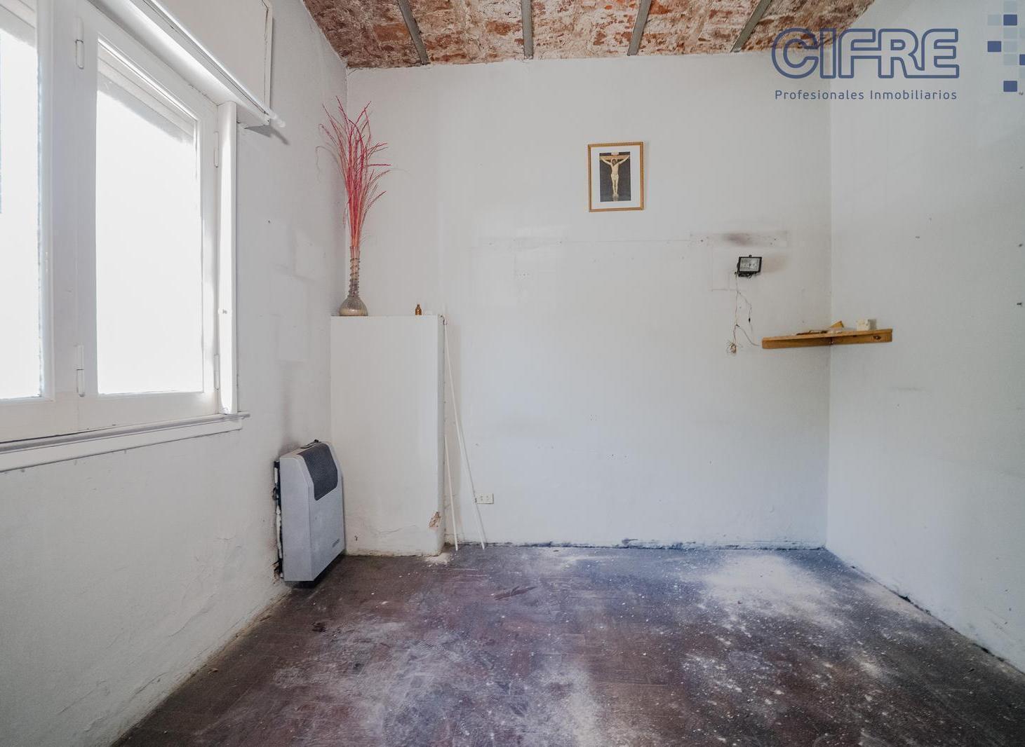 PH Villa Pueyrredon, al frente y a refaccionar, plano aprobado para 4 amb con garage en dos plantas.