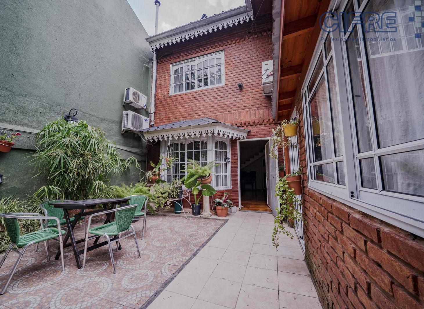 PH de 5 ambientes al frente con cochera, 2 baños y patio Villa Pueyrredon