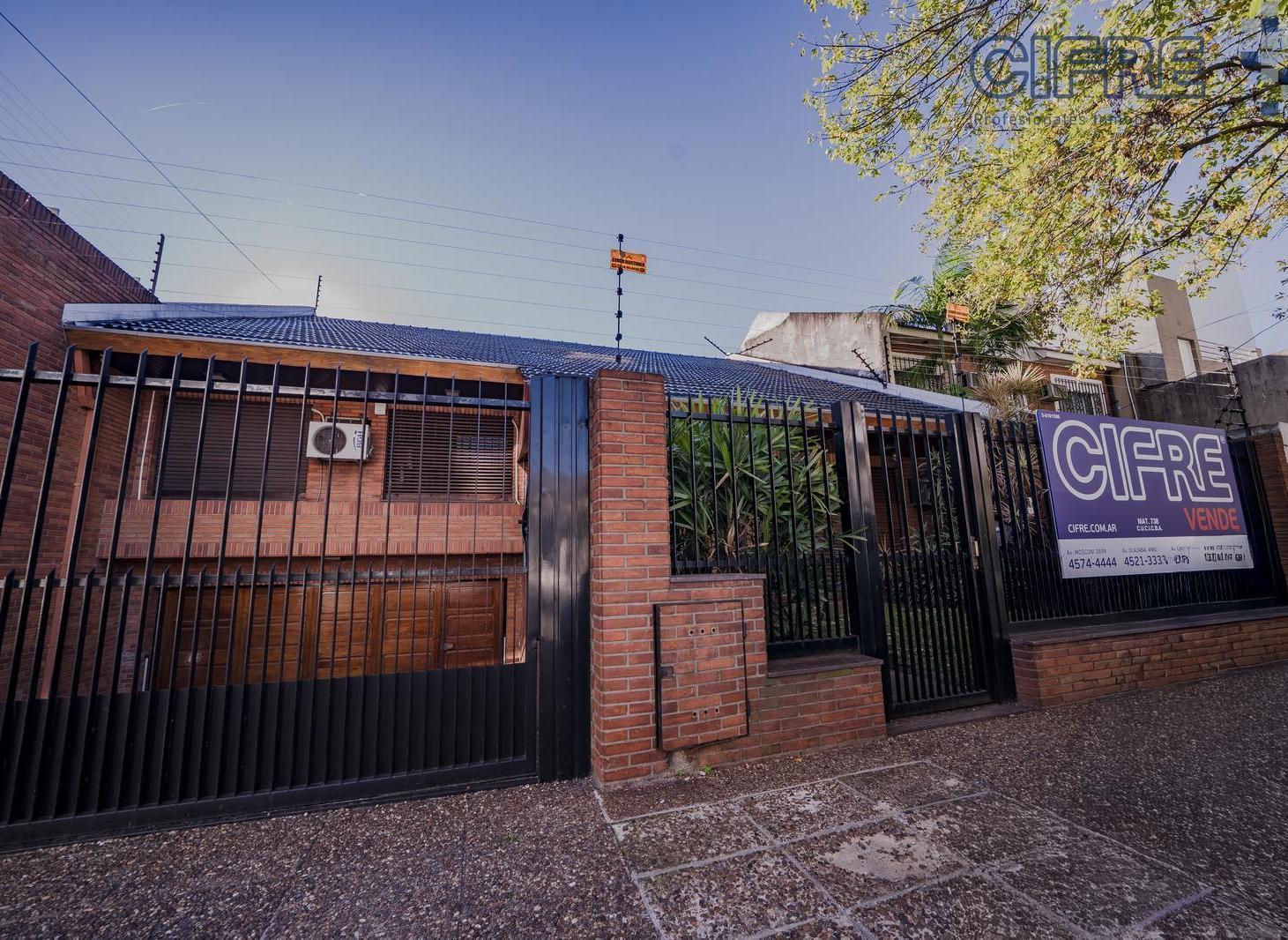 Casa lote 13x45 de todo en PB 5 ambientes jardín, pileta, quincho y cocheras  en Villa Pueyrredon