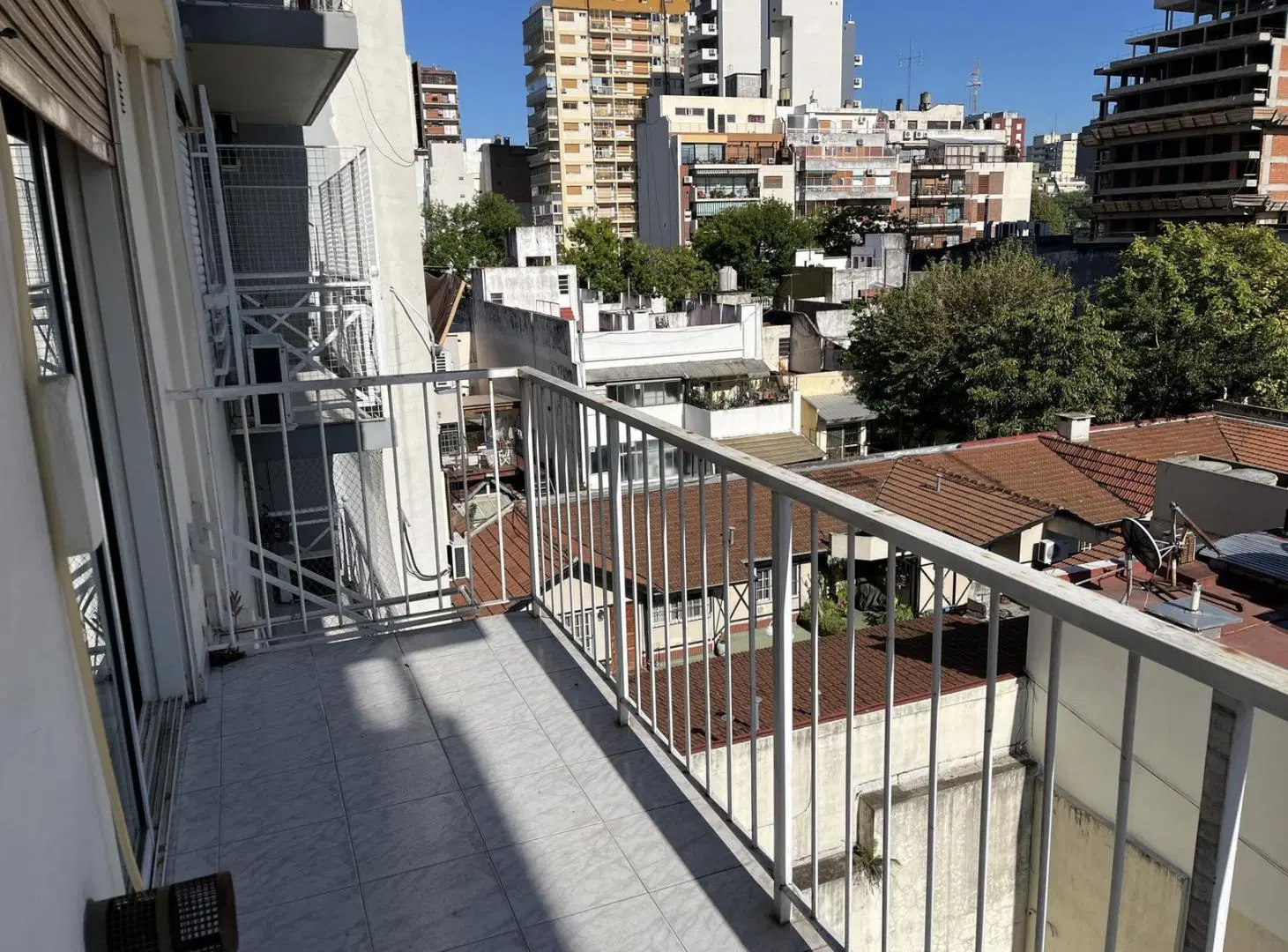 Departamento en alquiler 2 ambientes con cochera descubierta. 3