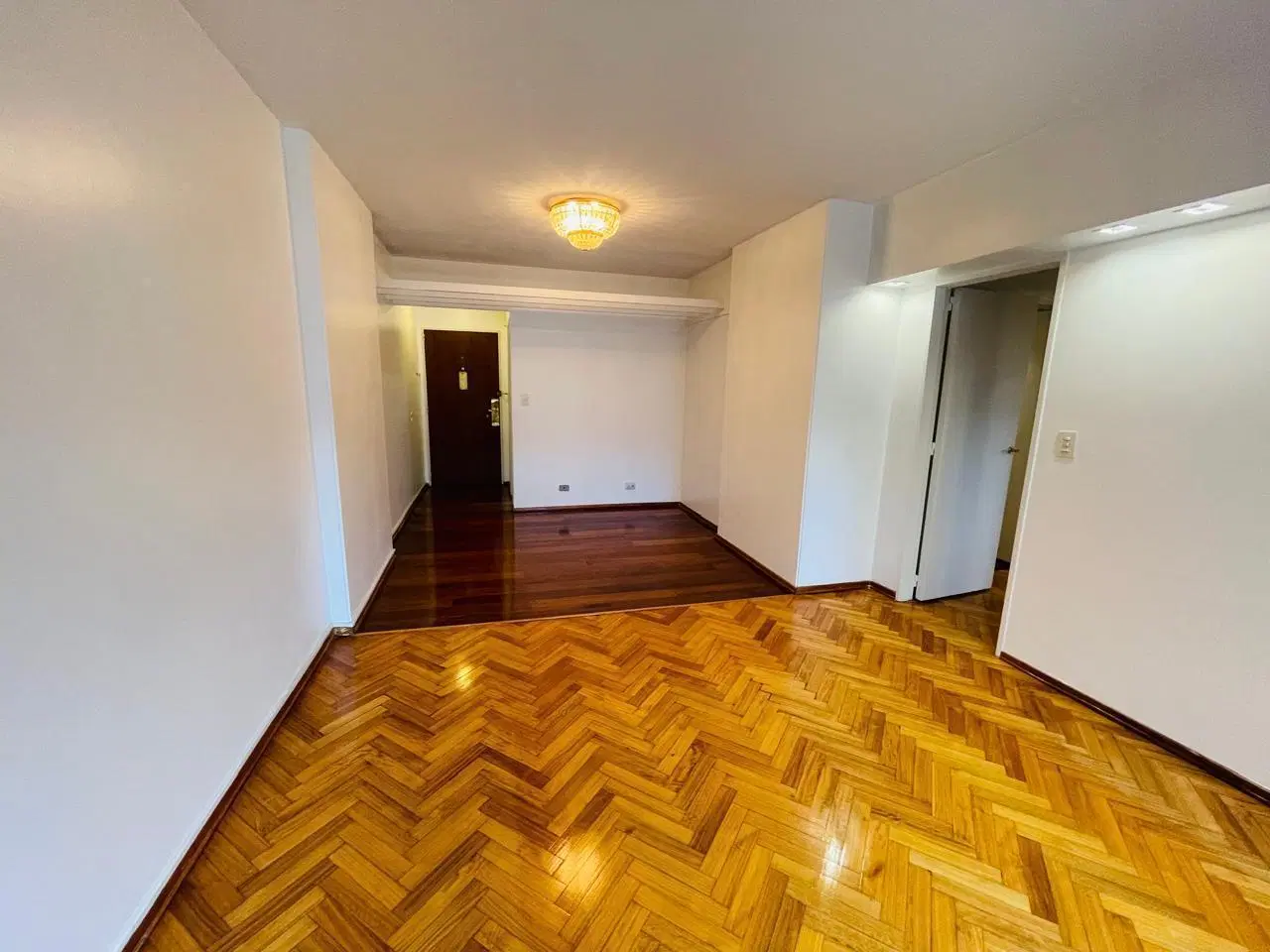 Departamento de 3 ambientes con balcón y cochera 2