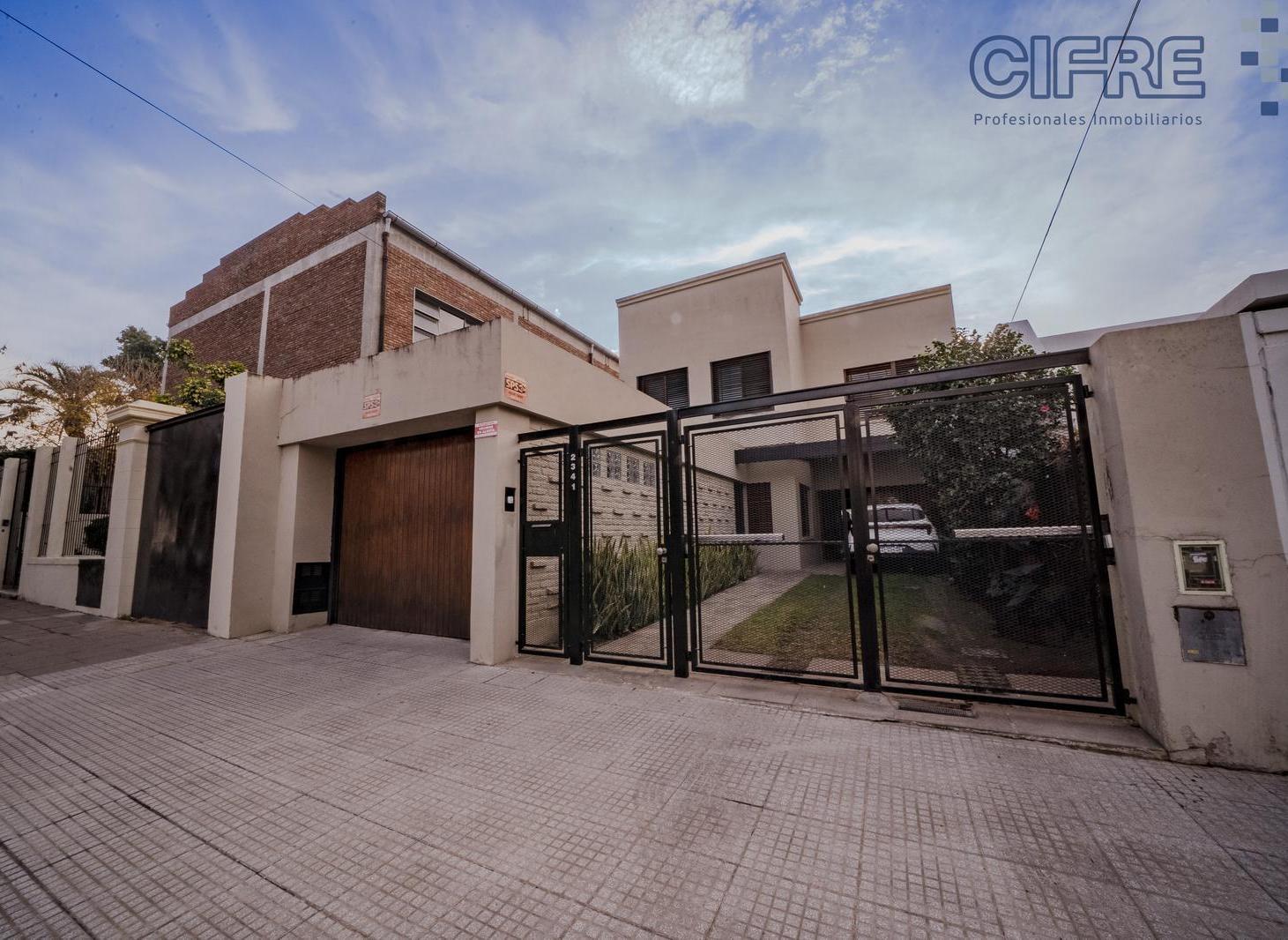 Casa (8,70x54) 6 ambientes 2 plantas 2 cocheras jardín y pileta en Villa Pueyrredon