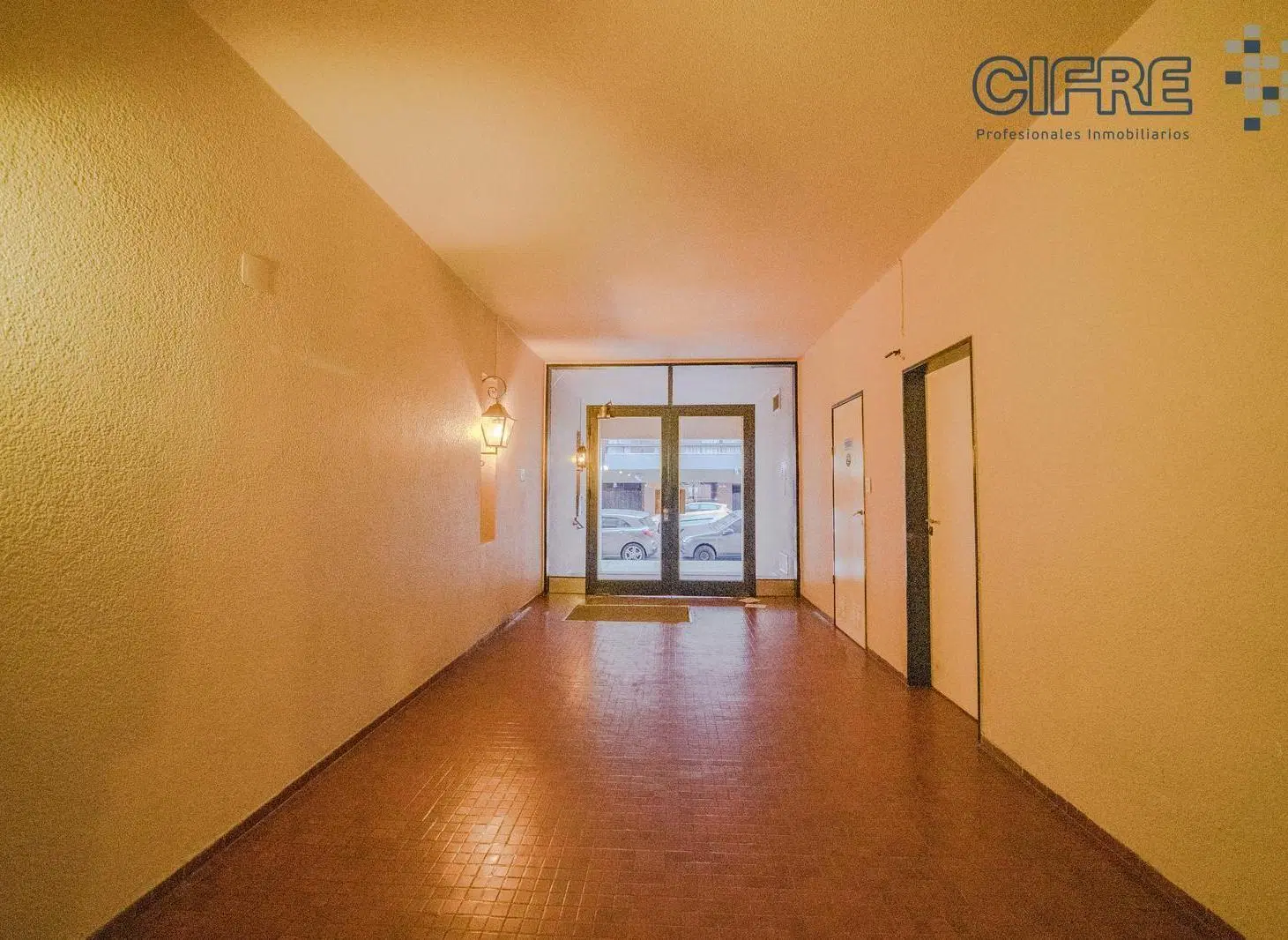 Departamento en alquiler de 2 ambientes amplios en 2do piso por escalera. 3