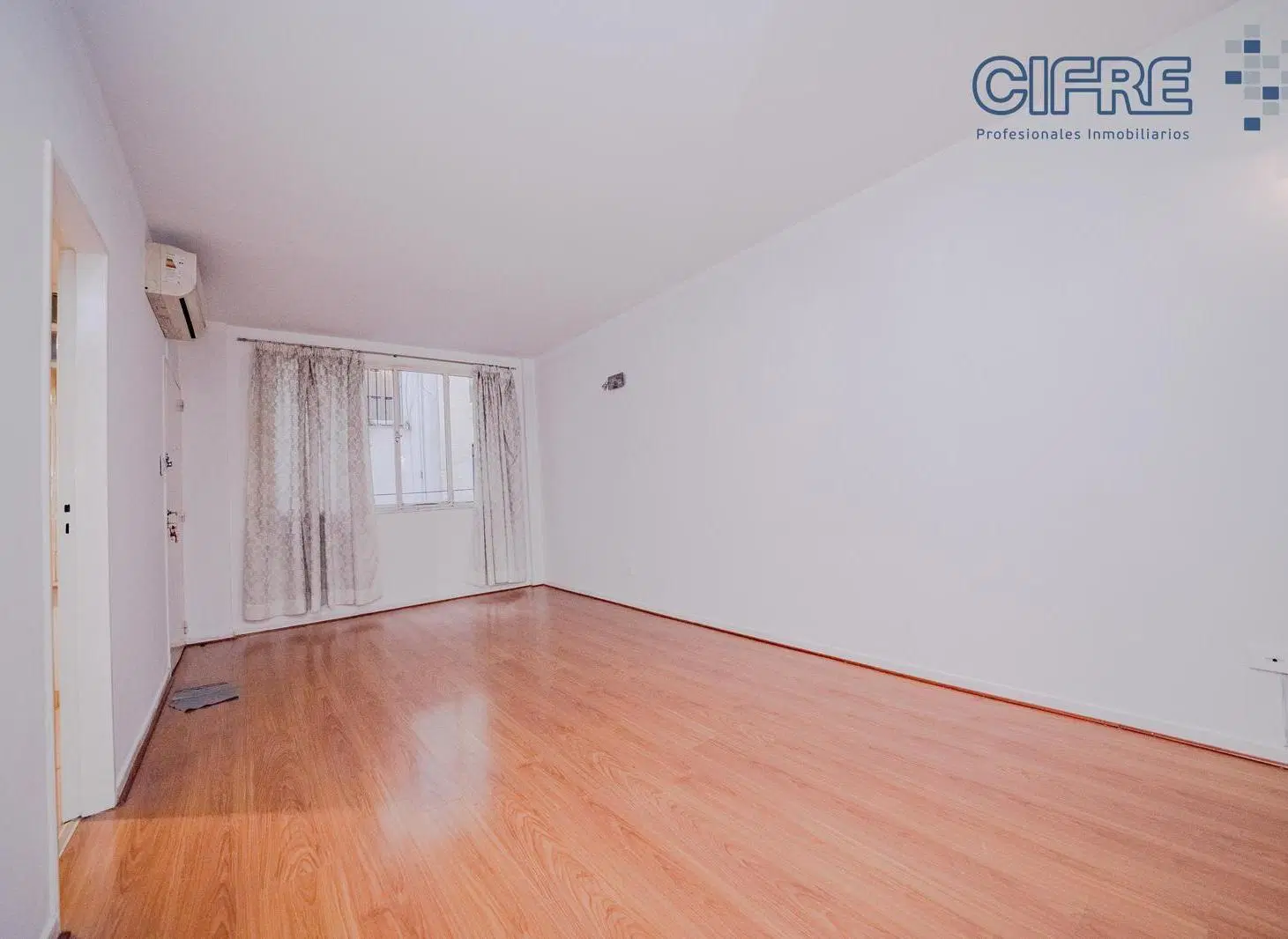 Departamento en alquiler de 2 ambientes amplios en 2do piso por escalera. 5