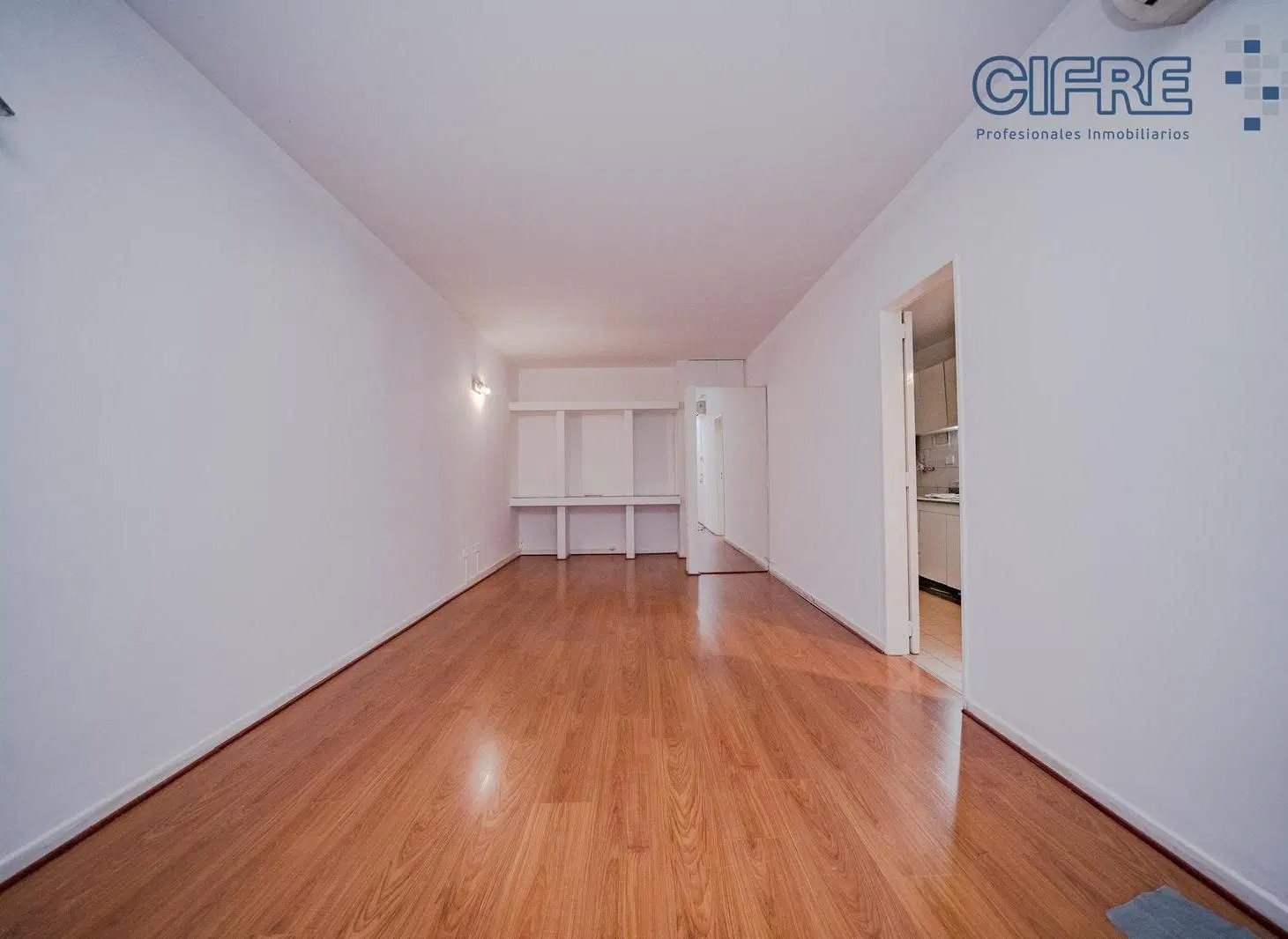 Departamento en alquiler de 2 ambientes amplios en 2do piso por escalera. 4