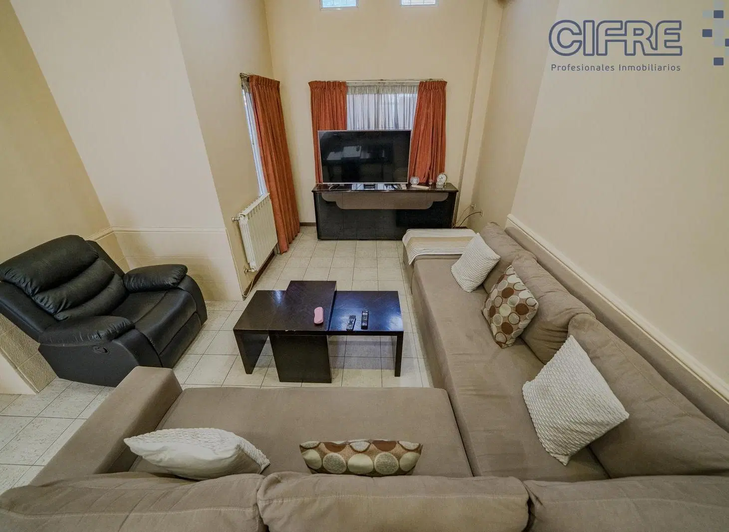 Casa en 2 plantas 4 dormitorios   2 cocheras Jardín con parrilla Villa Devoto 3