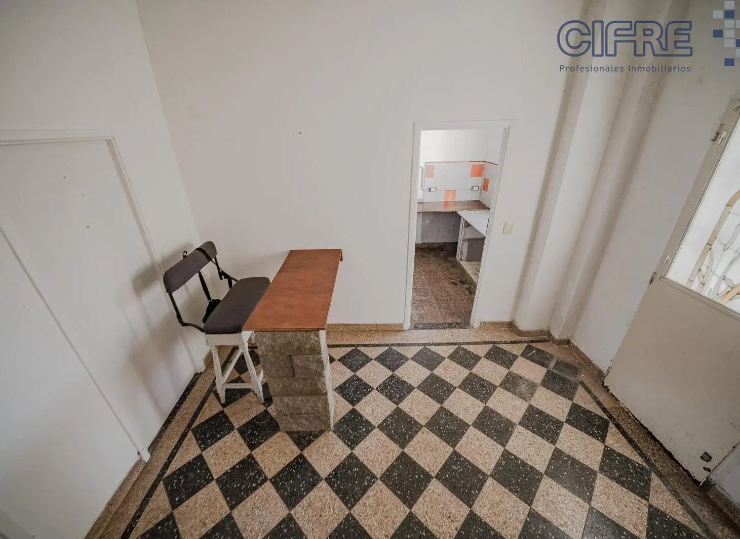 PH a refaccionar de 3 ambientes en primer piso por escalera, entrada indepte en Agronomia 5