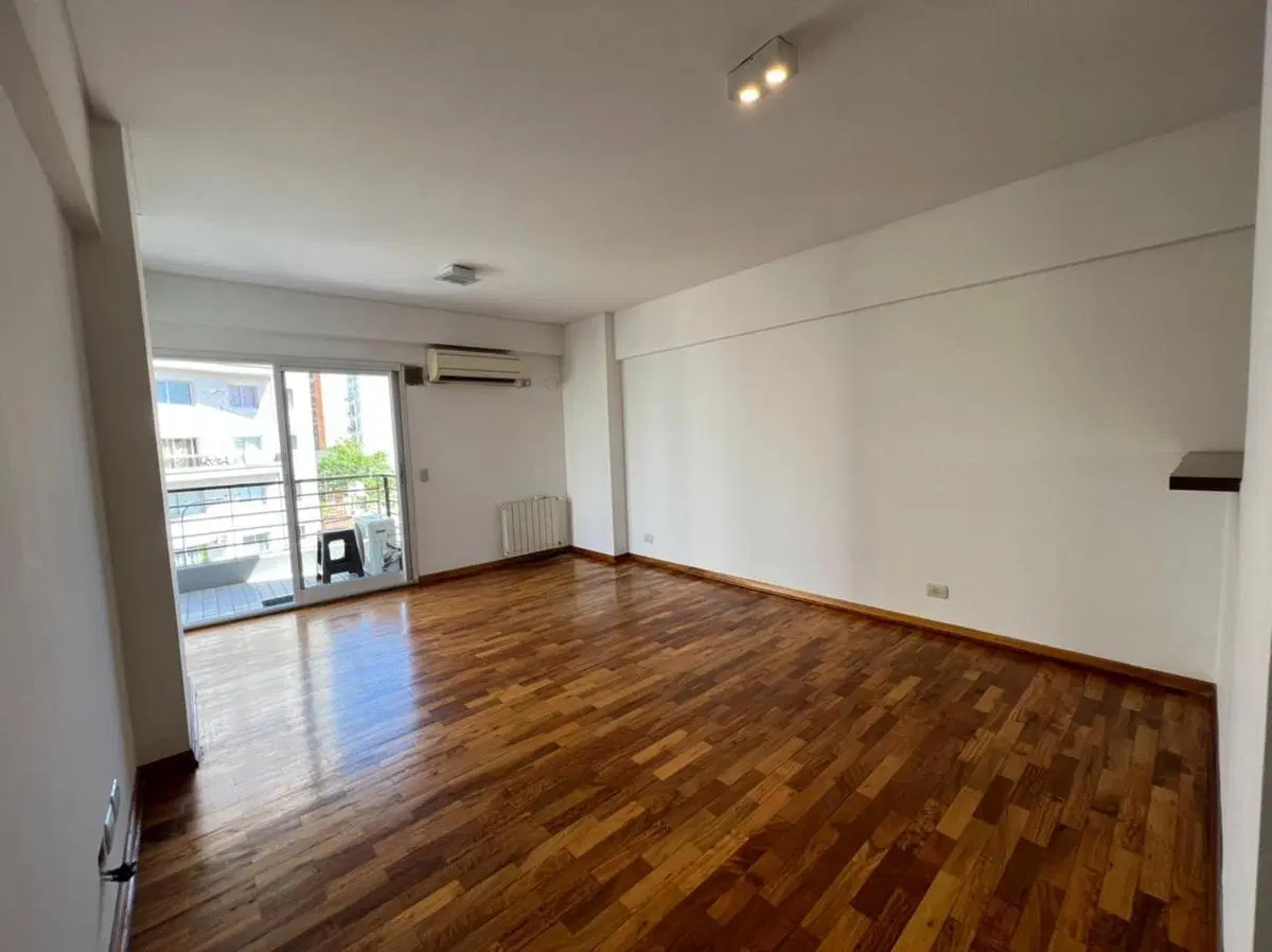 Departamento de 3 ambientes con 2 baños, balcón aterrazado, cochera fija y cubierta. 4