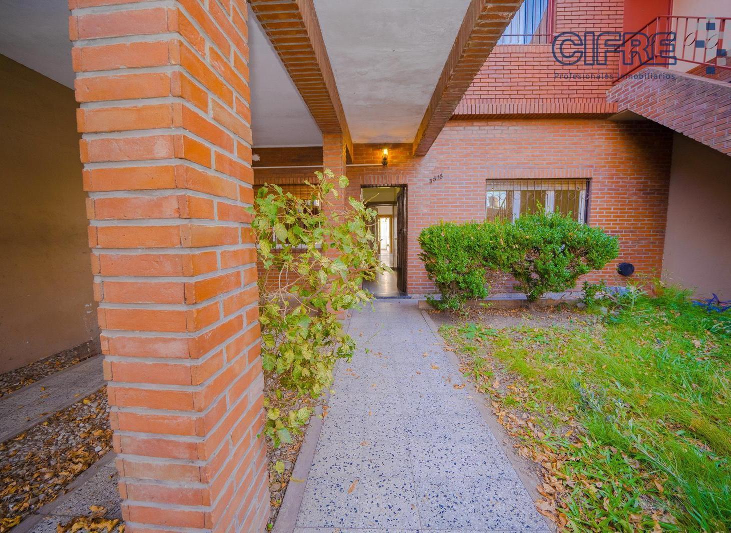 Foto de PH tipo casa de 3 ambientes con patio jardín cochera en Villa Urquiza, imagen 1