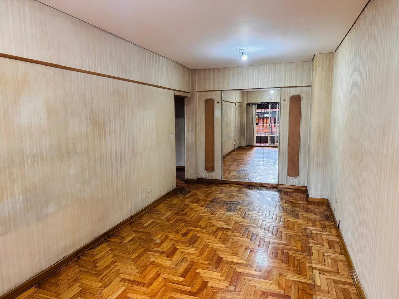 Departamento de 2 ambientes amplios con balcón y patio 4