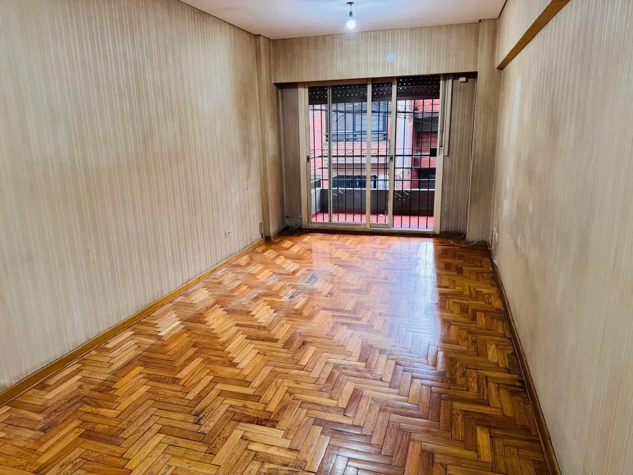 Departamento de 2 ambientes amplios con balcón y patio 3