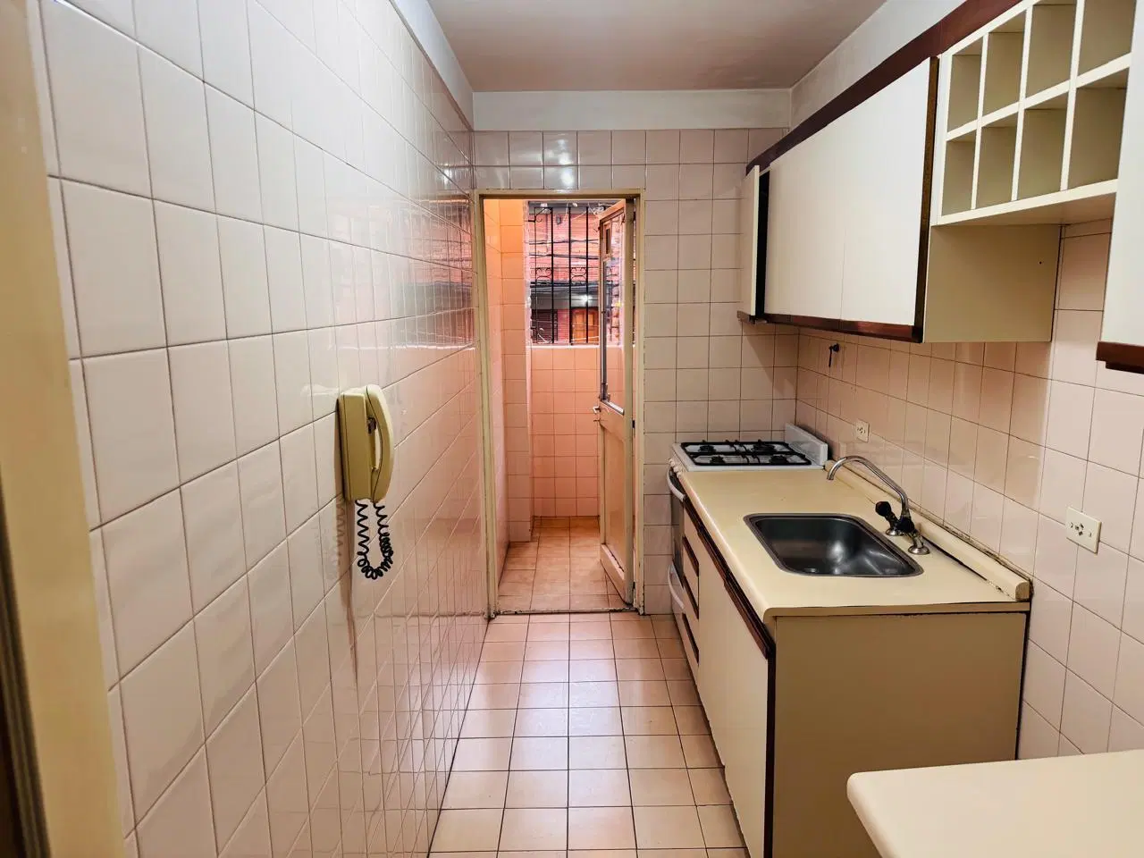 Departamento de 2 ambientes amplios con balcón y patio 8