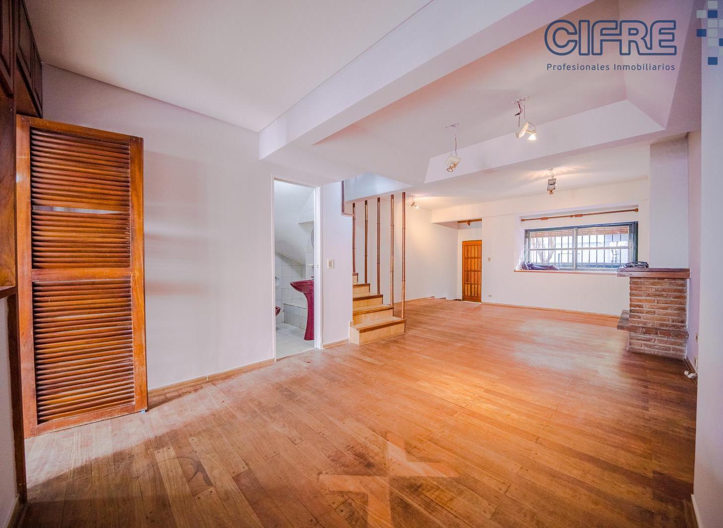 Foto de Triplex de 4 ambientes, escritorio, patio, terraza y cochera en Villa, imagen 3