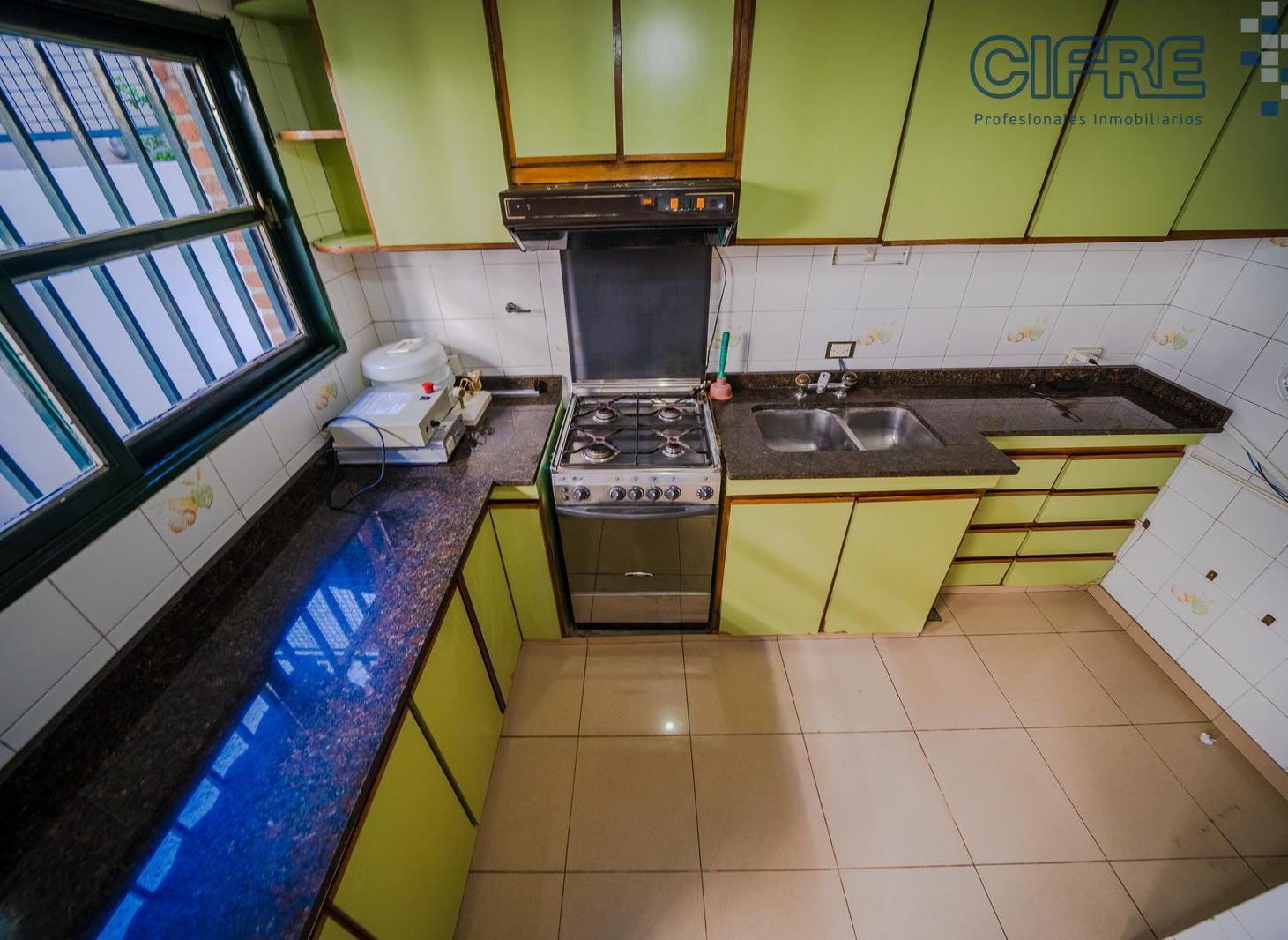 Foto de Triplex de 4 ambientes, escritorio, patio, terraza y cochera en Villa, imagen 2