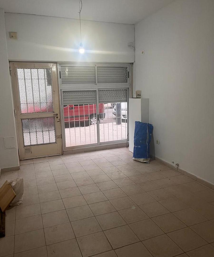 Foto de PH en Villa Devoto 2 ambientes al frente con patio bajas expensas a una cuadra de Shopping Devoto, imagen 2