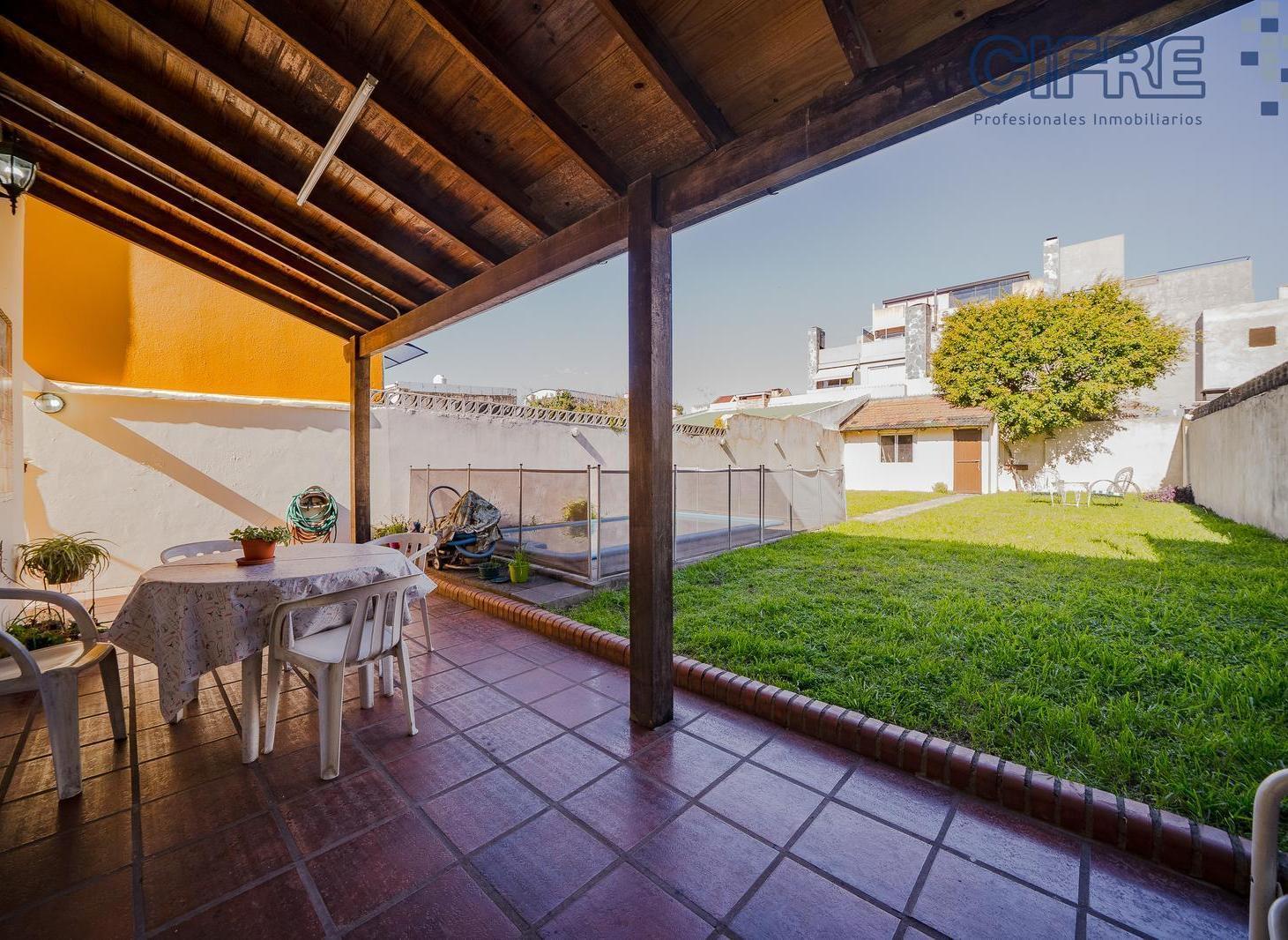 Foto de PH 5 ambientes Reciclados con parrilla, jardín y pileta en Agronomía, imagen 3