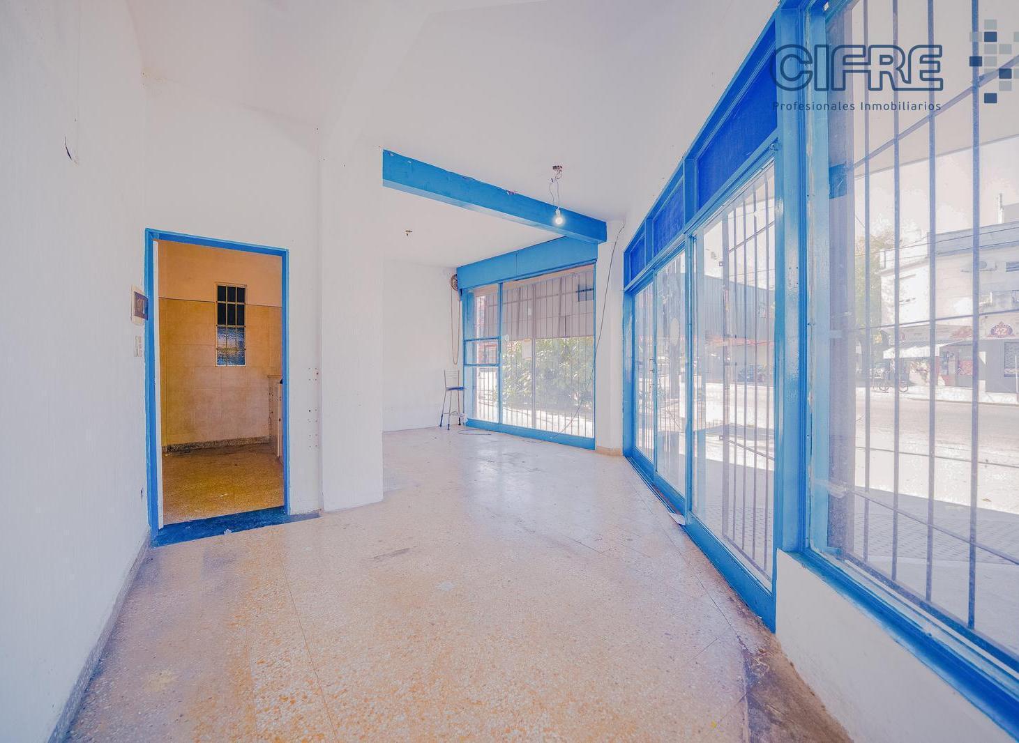 Foto de Local en esquina de 35m2, frente de vidrio y rejas en Villa Pueyrredón., imagen 3