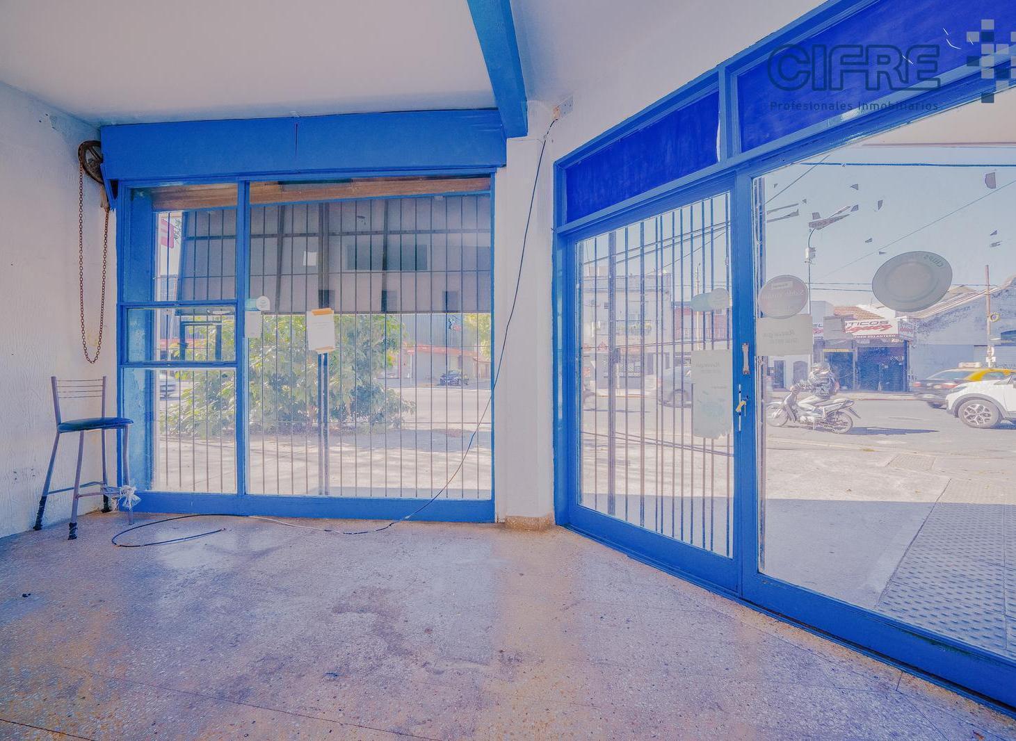 Foto de Local en esquina de 35m2, frente de vidrio y rejas en Villa Pueyrredón., imagen 5