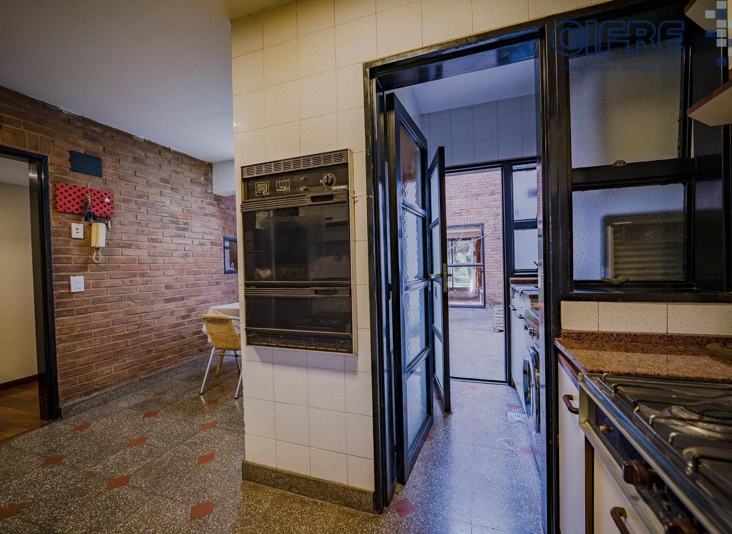 Foto de Espectacular Casa de 6 ambientes, 4 dormitorios, 3 Baños, Cochera, imagen 2