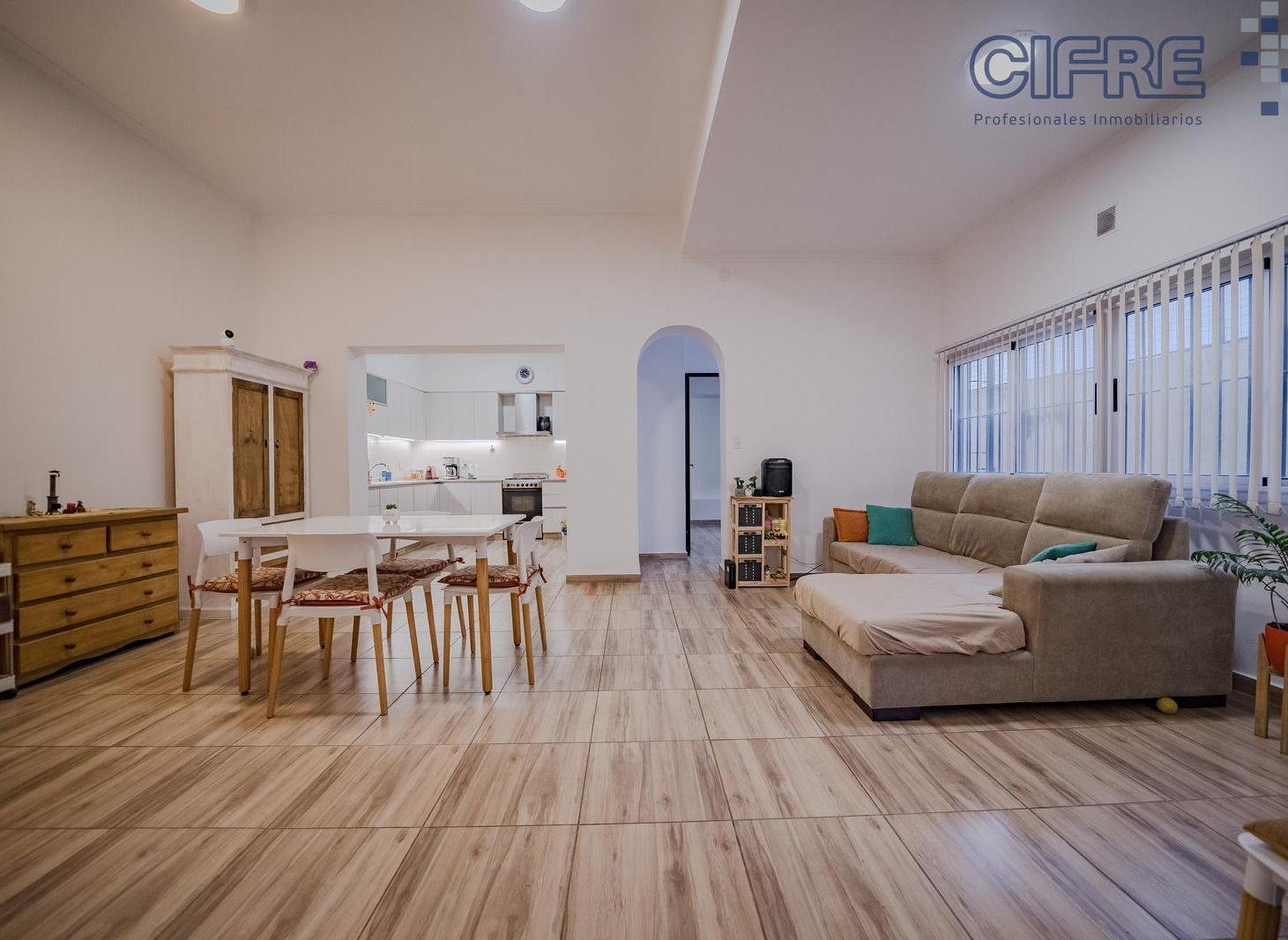 Foto de PH al frente de 5 ambientes 3 baños con garage patio terraza y parrilla, imagen 2