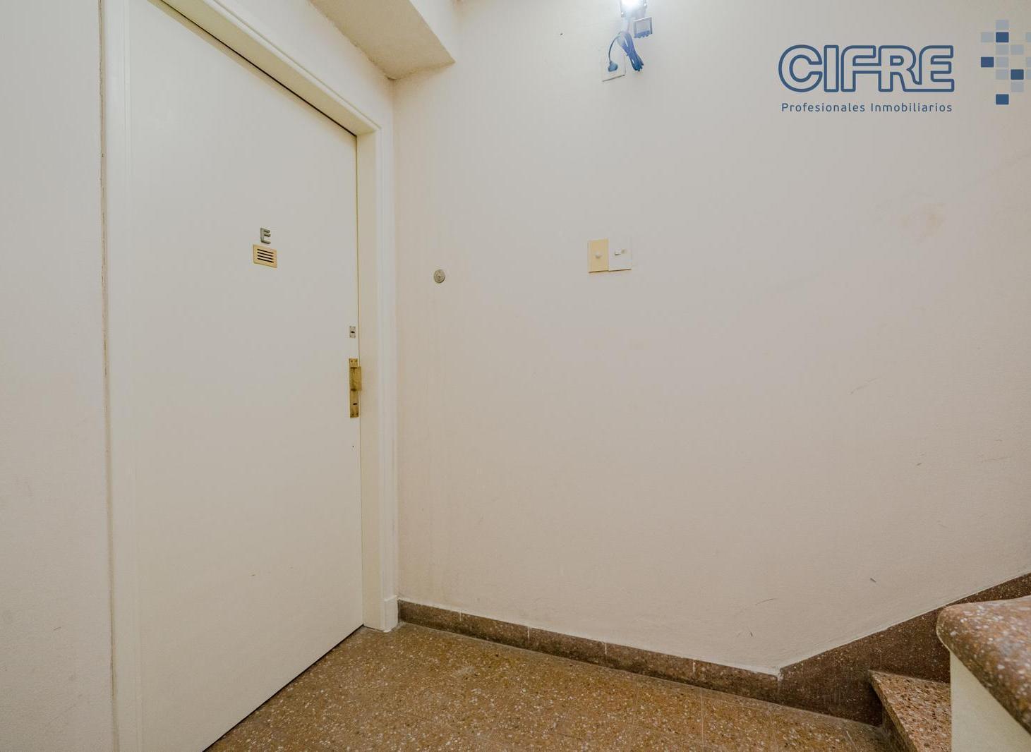 Foto de Luminoso departamento 3 ambientes en primer piso por escalera en Villa, imagen 2