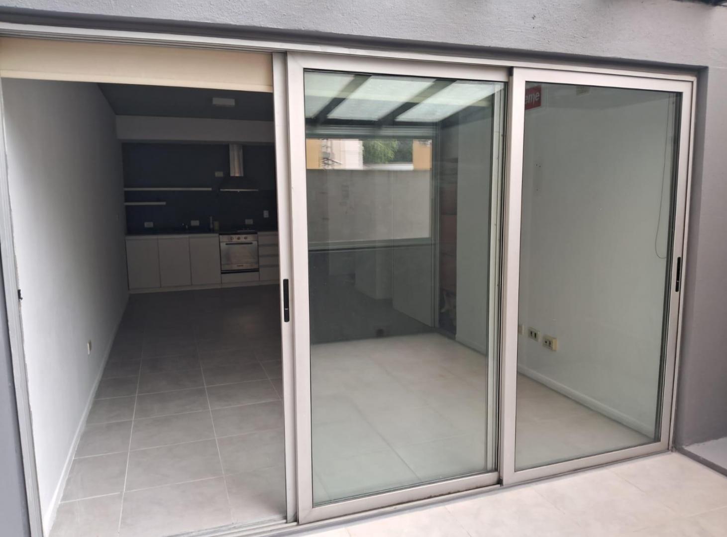 Foto de Monoambiente con patio en Villa Pueyrredon, imagen 2