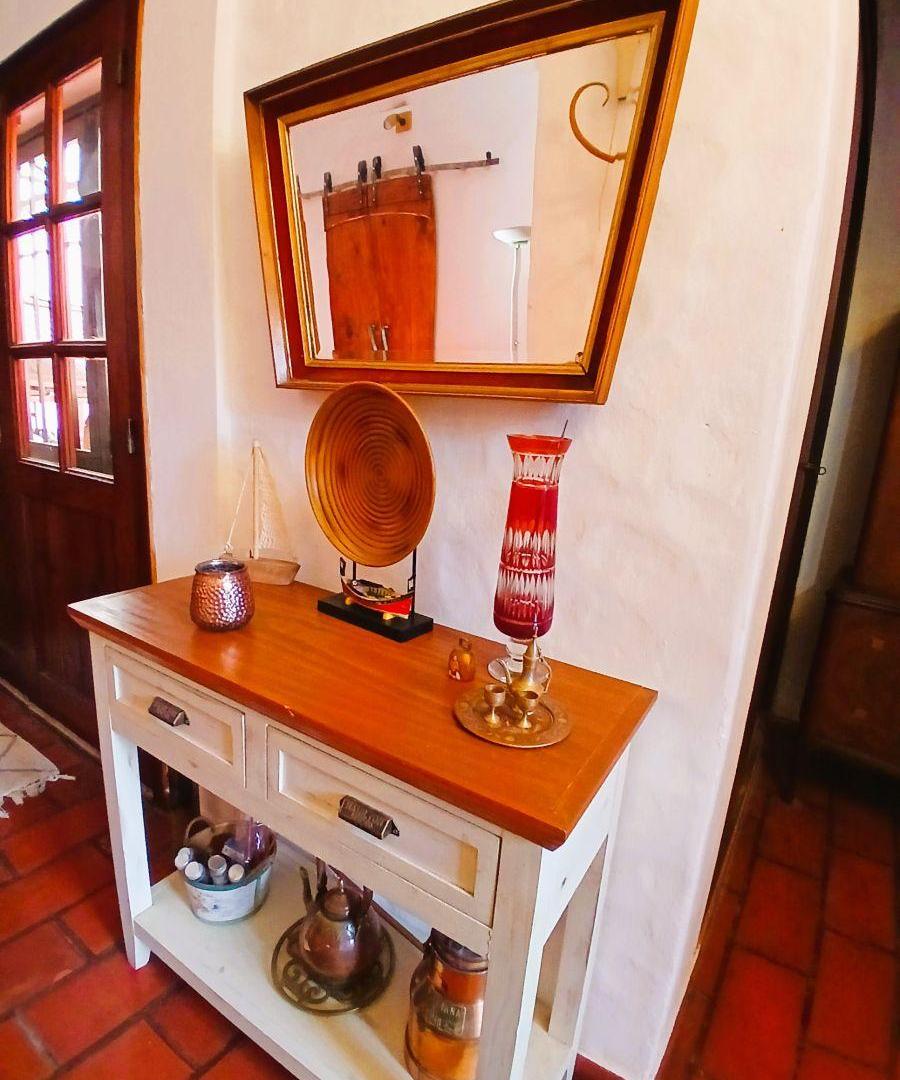 Foto de Solida Casa en Venta con Pileta en Monte Castro, imagen 3
