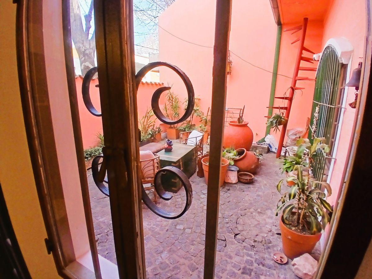 Foto de Solida Casa en Venta con Pileta en Monte Castro, imagen 5