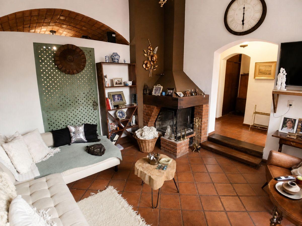 Foto de Solida Casa en Venta con Pileta en Monte Castro, imagen 1