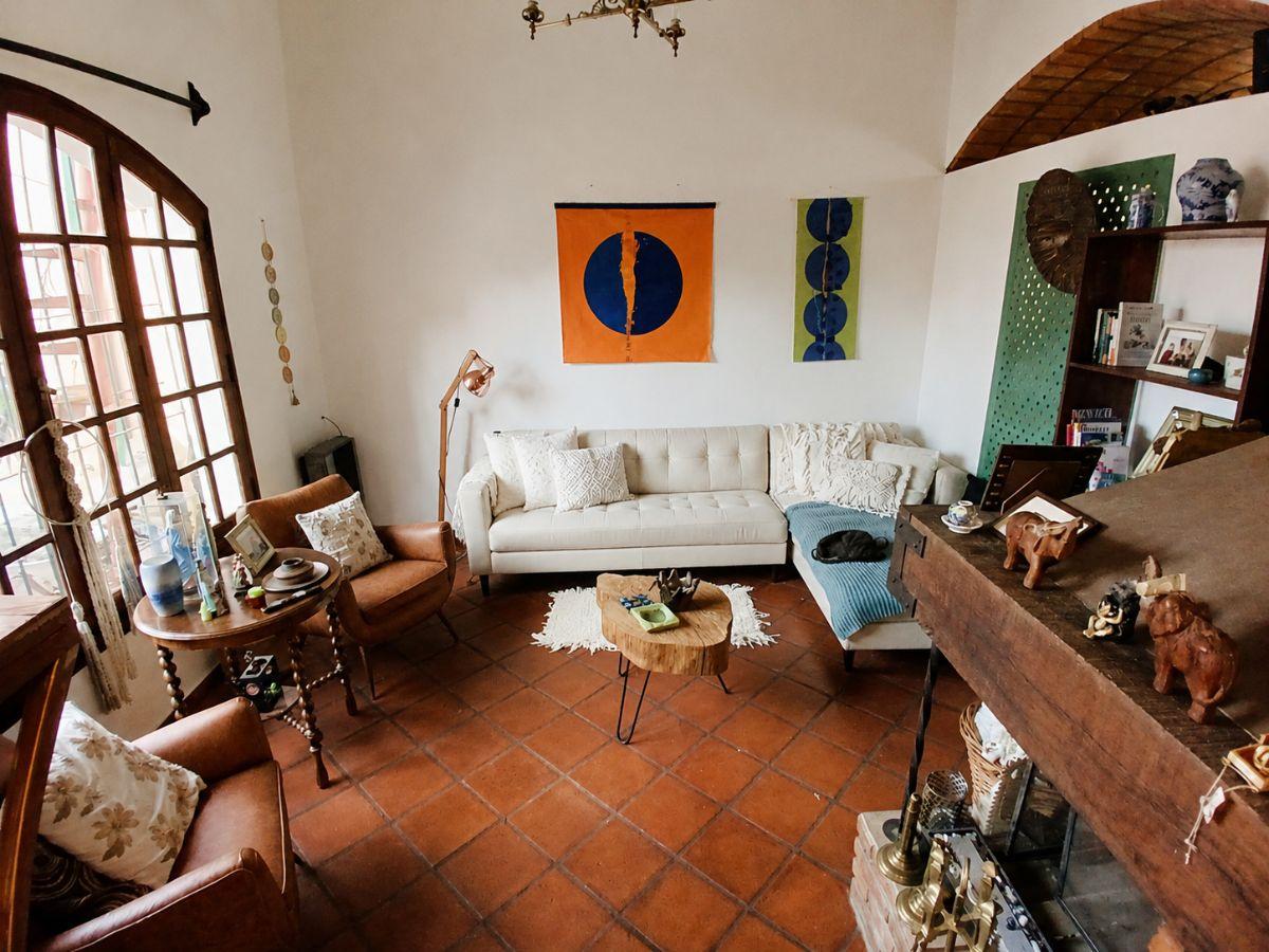 Foto de Solida Casa en Venta con Pileta en Monte Castro, imagen 2
