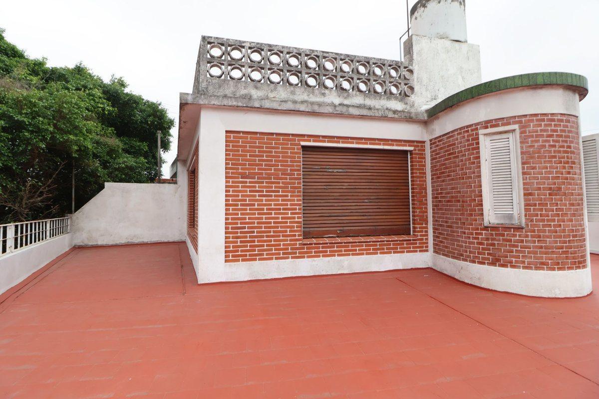 VENTA CASA EN ESQUINA 4 AMB TERRAZA Y PATIO
